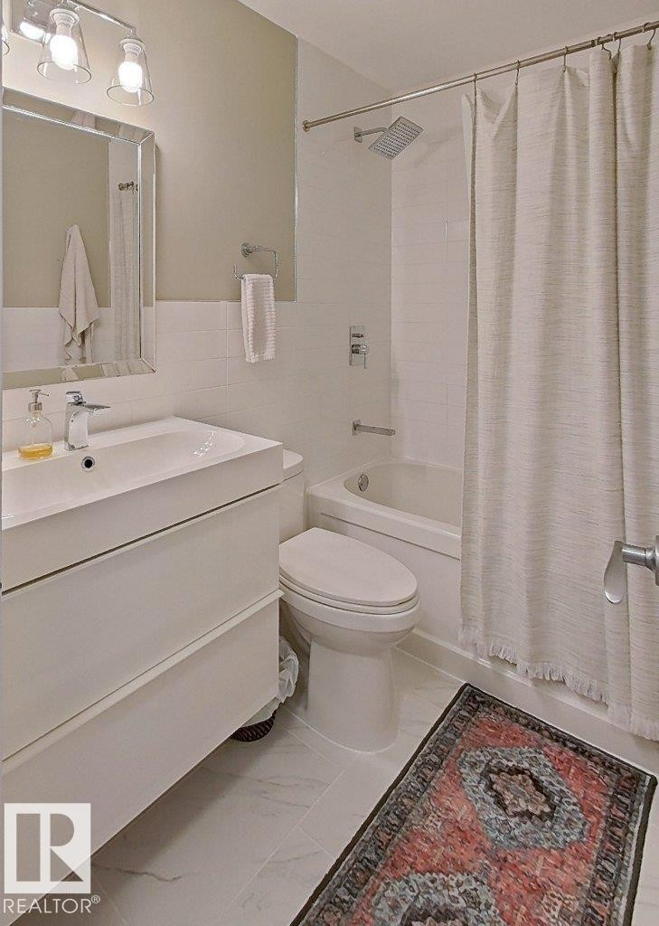 2725 104A Street Nw, Edmonton, AB - Indoor Photo Showing Bathroom
