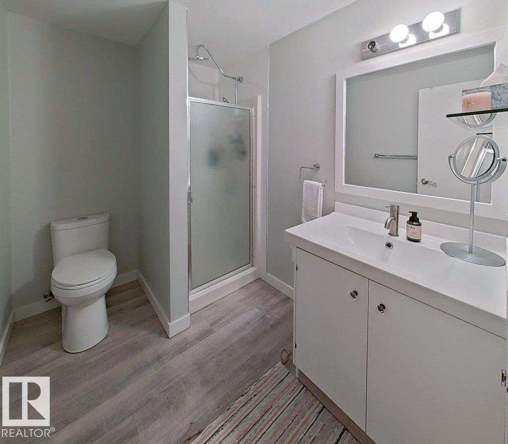 2725 104A Street Nw, Edmonton, AB - Indoor Photo Showing Bathroom