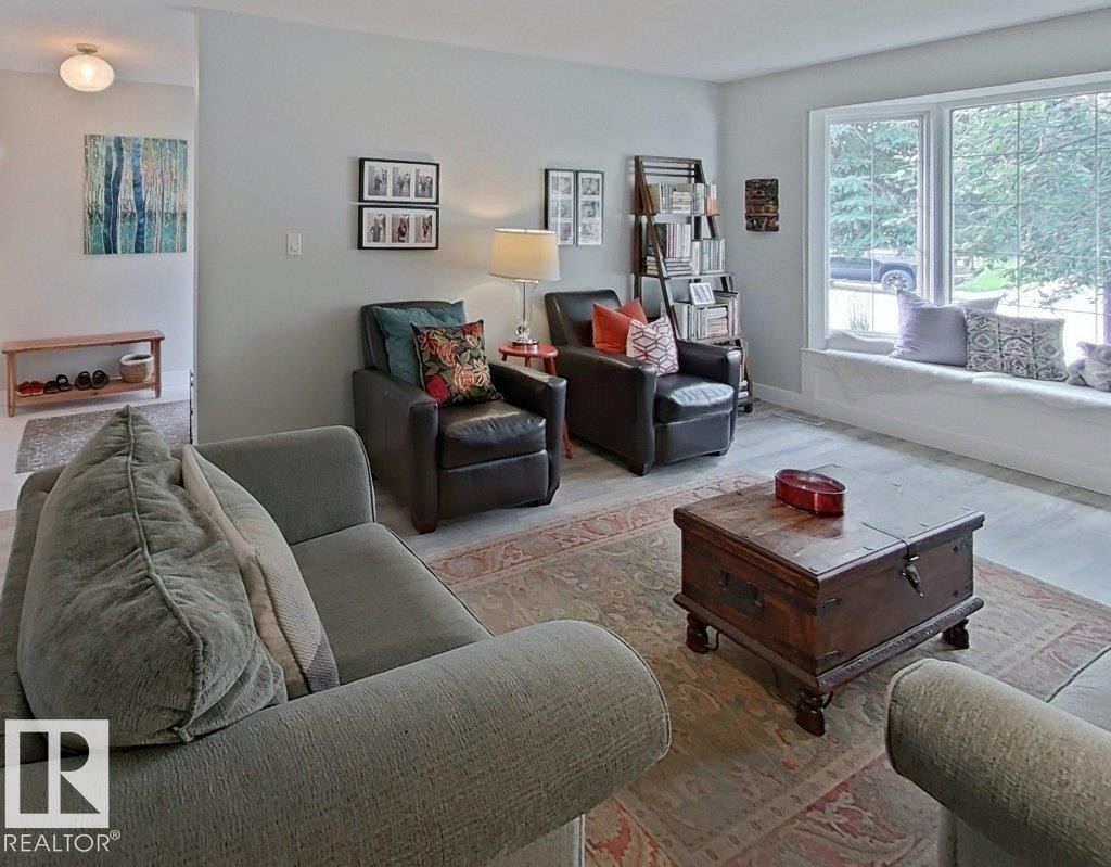 2725 104A Street Nw, Edmonton, AB - Indoor Photo Showing Living Room