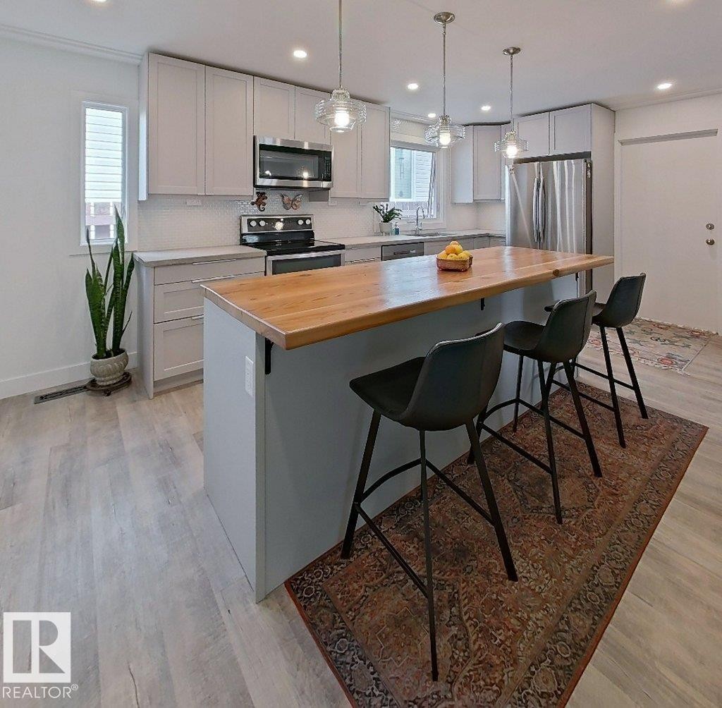2725 104A Street Nw, Edmonton, AB - Indoor Photo Showing Kitchen With Upgraded Kitchen