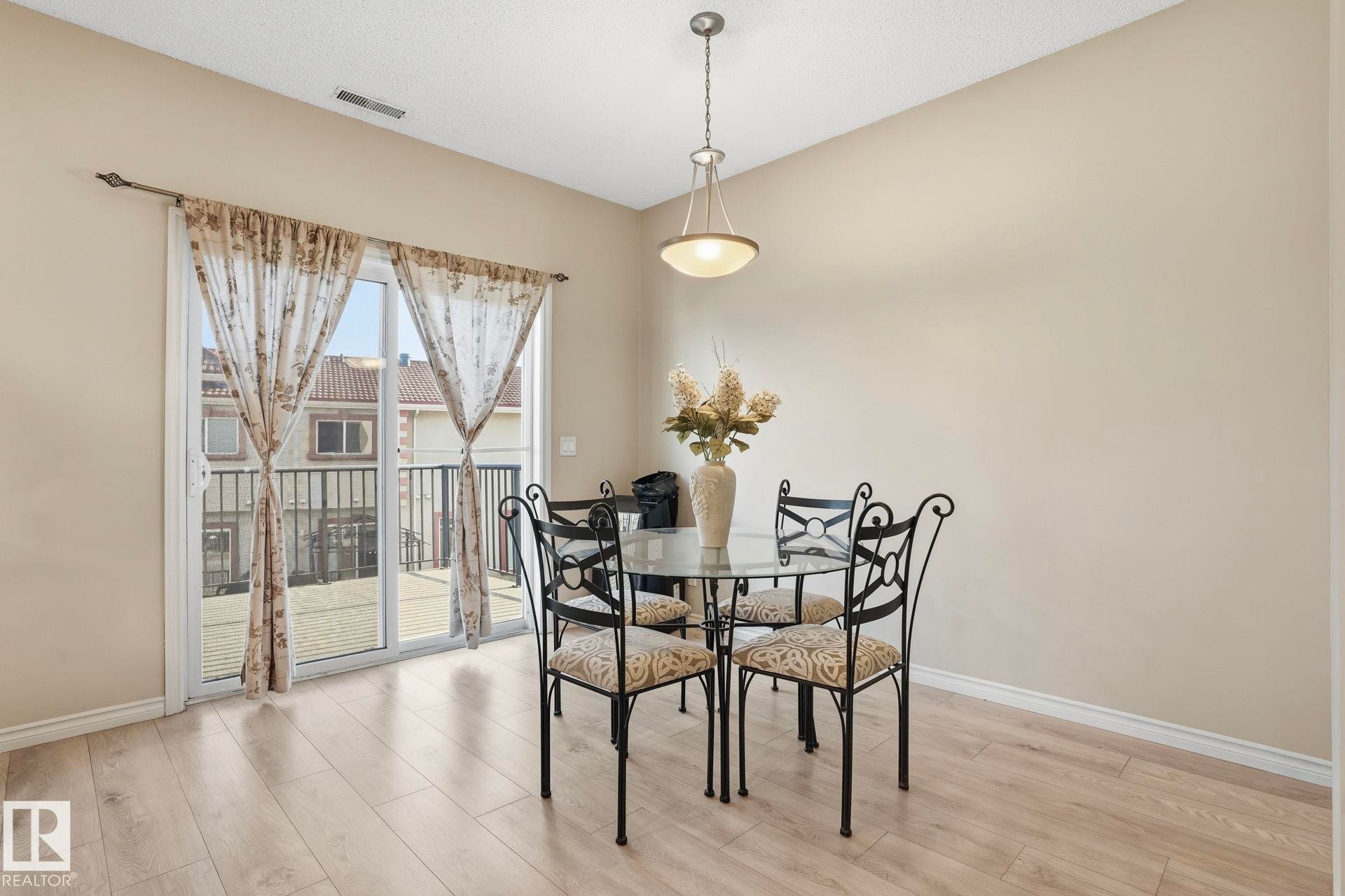 #52 13825 155 Av Nw, Edmonton, AB - Indoor Photo Showing Dining Room