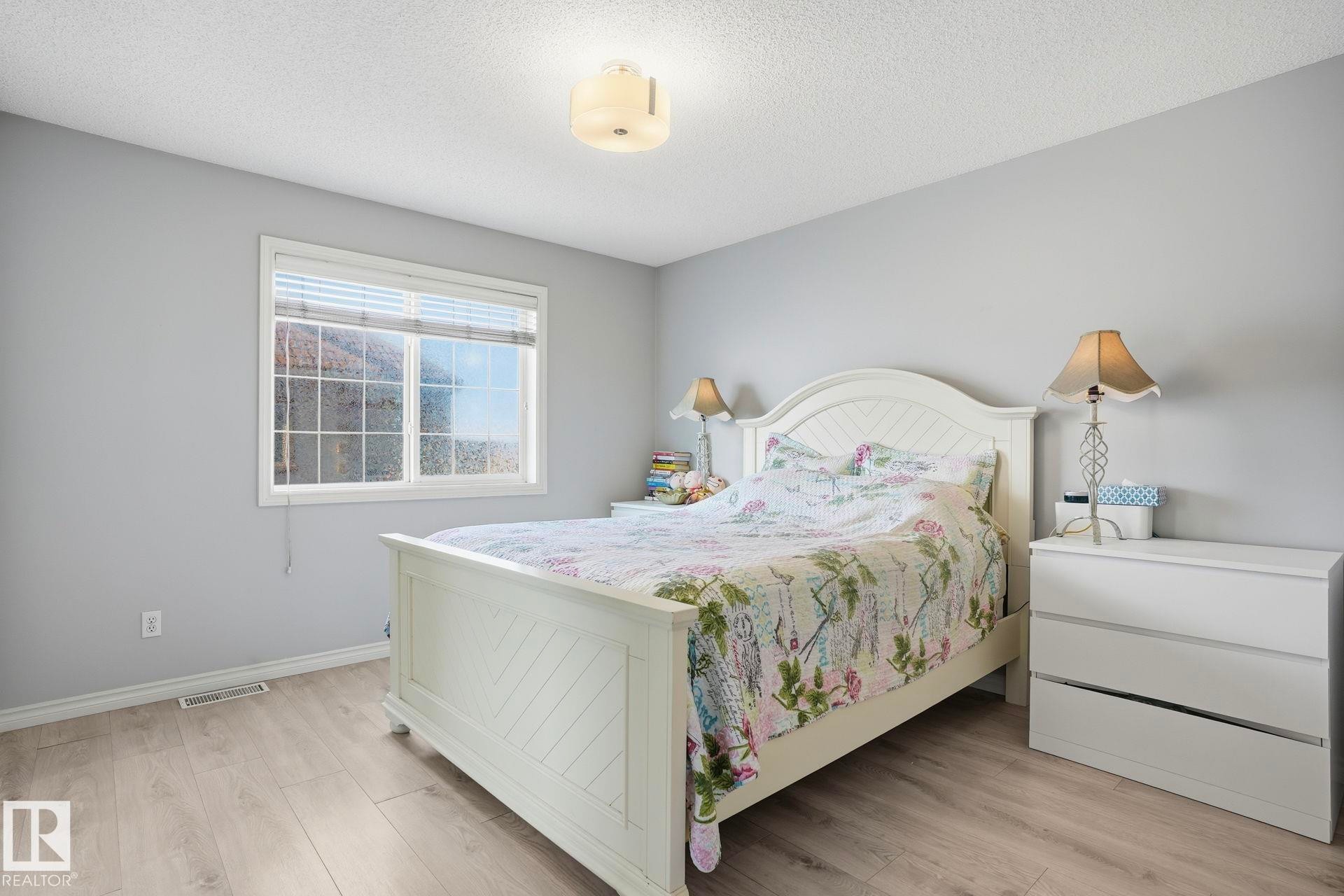 #52 13825 155 Av Nw, Edmonton, AB - Indoor Photo Showing Bedroom