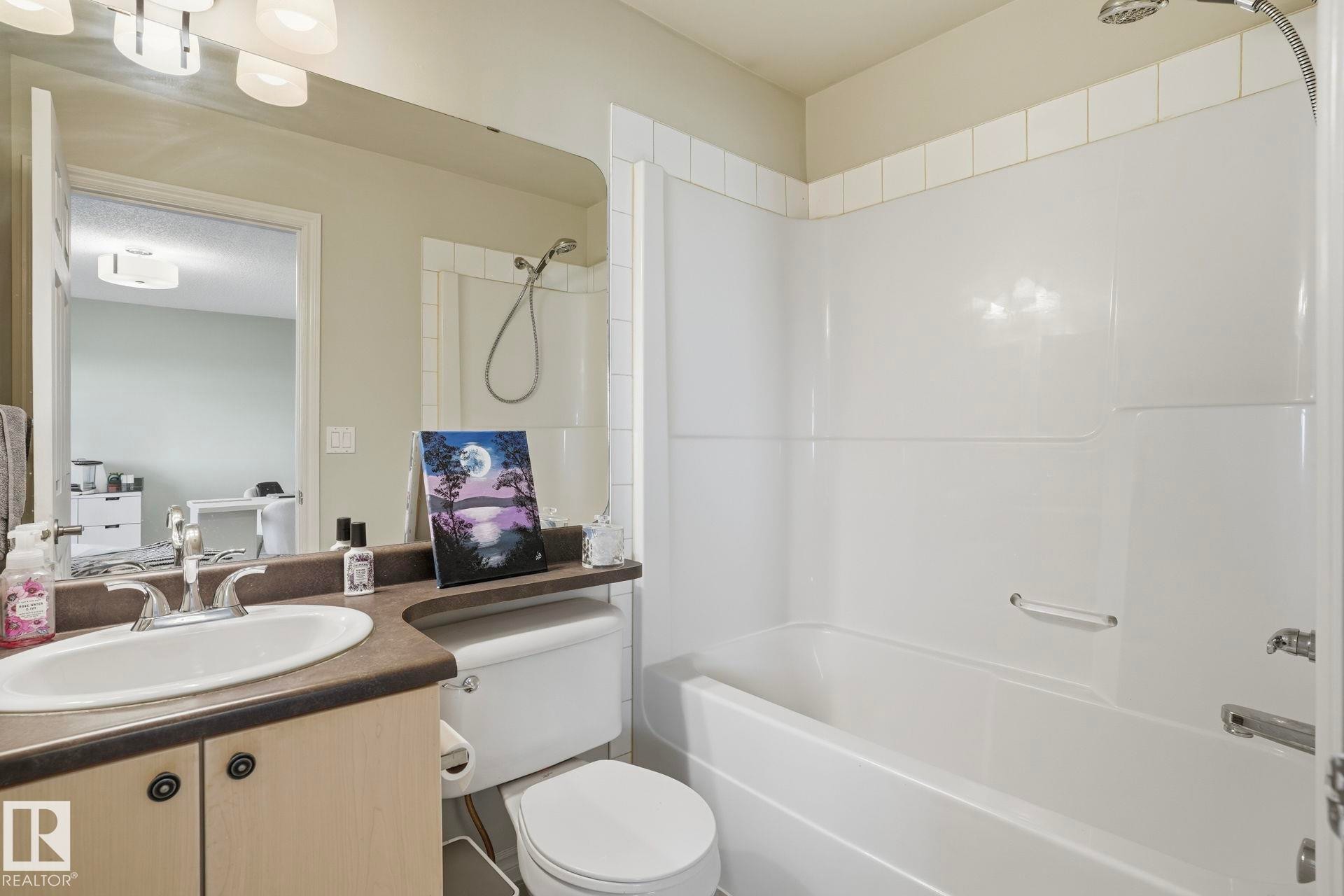 #52 13825 155 Av Nw, Edmonton, AB - Indoor Photo Showing Bathroom