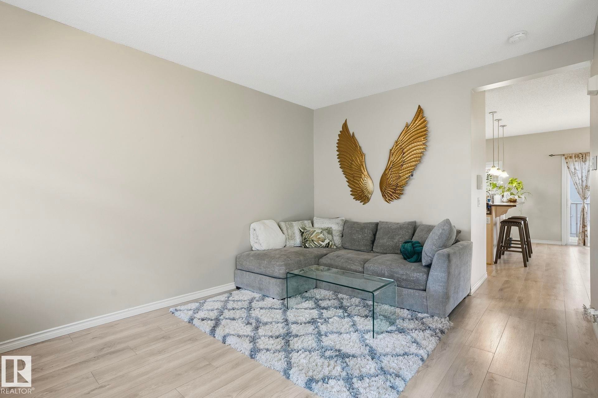 #52 13825 155 Av Nw, Edmonton, AB - Indoor Photo Showing Living Room