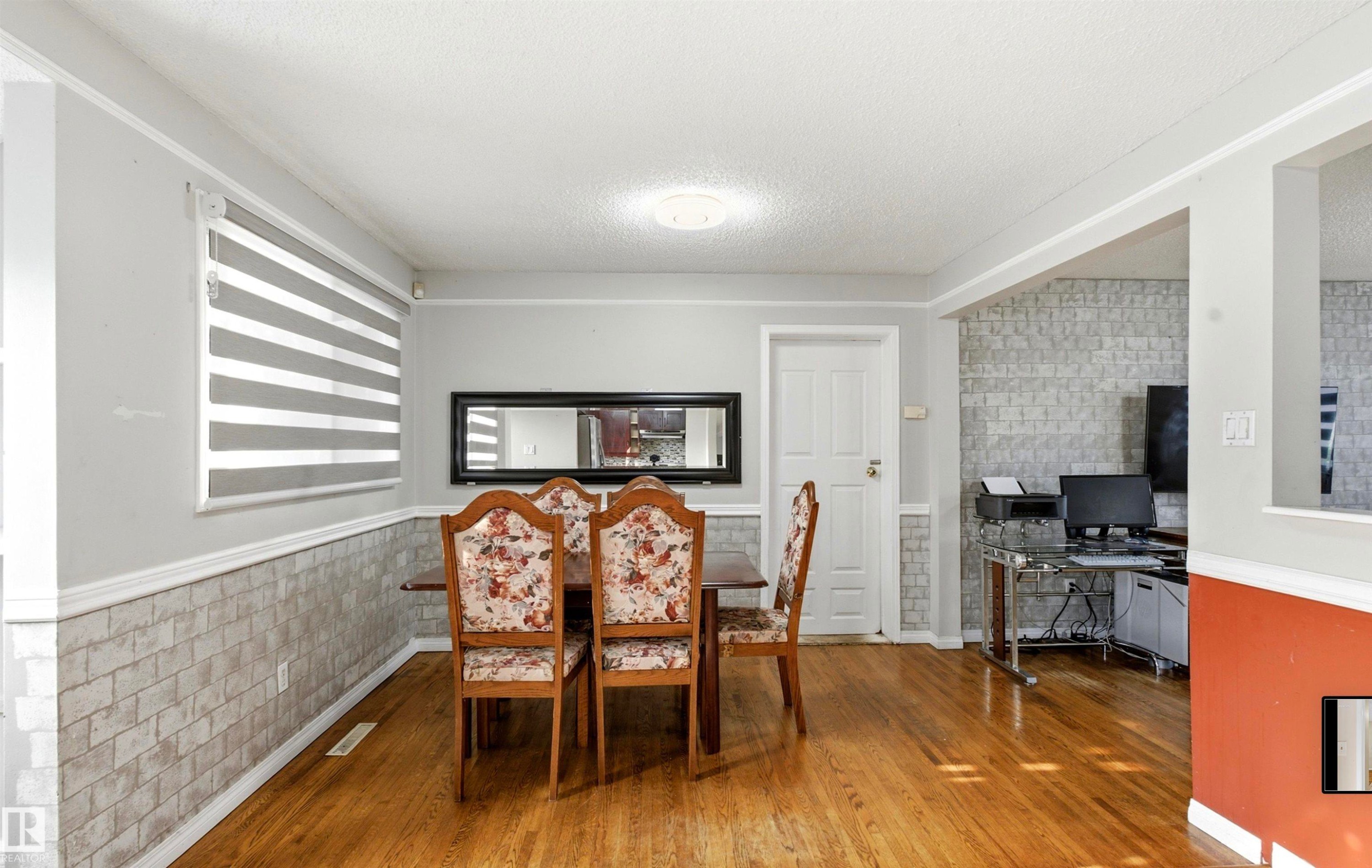 Hardwood flooring, crown molding, chair rail molding, and a textured accent wall - 13604 90A Street Nw, Edmonton, AB - Indoor