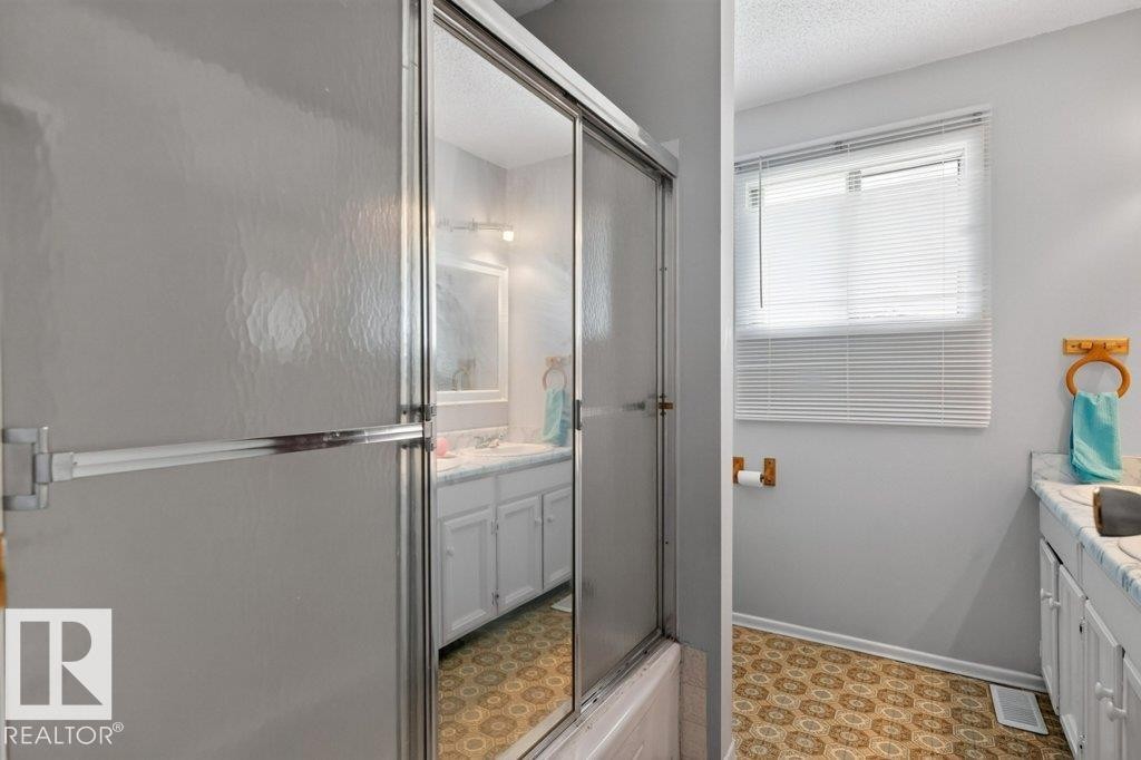3205 104A Street Nw, Edmonton, AB - Indoor Photo Showing Bathroom