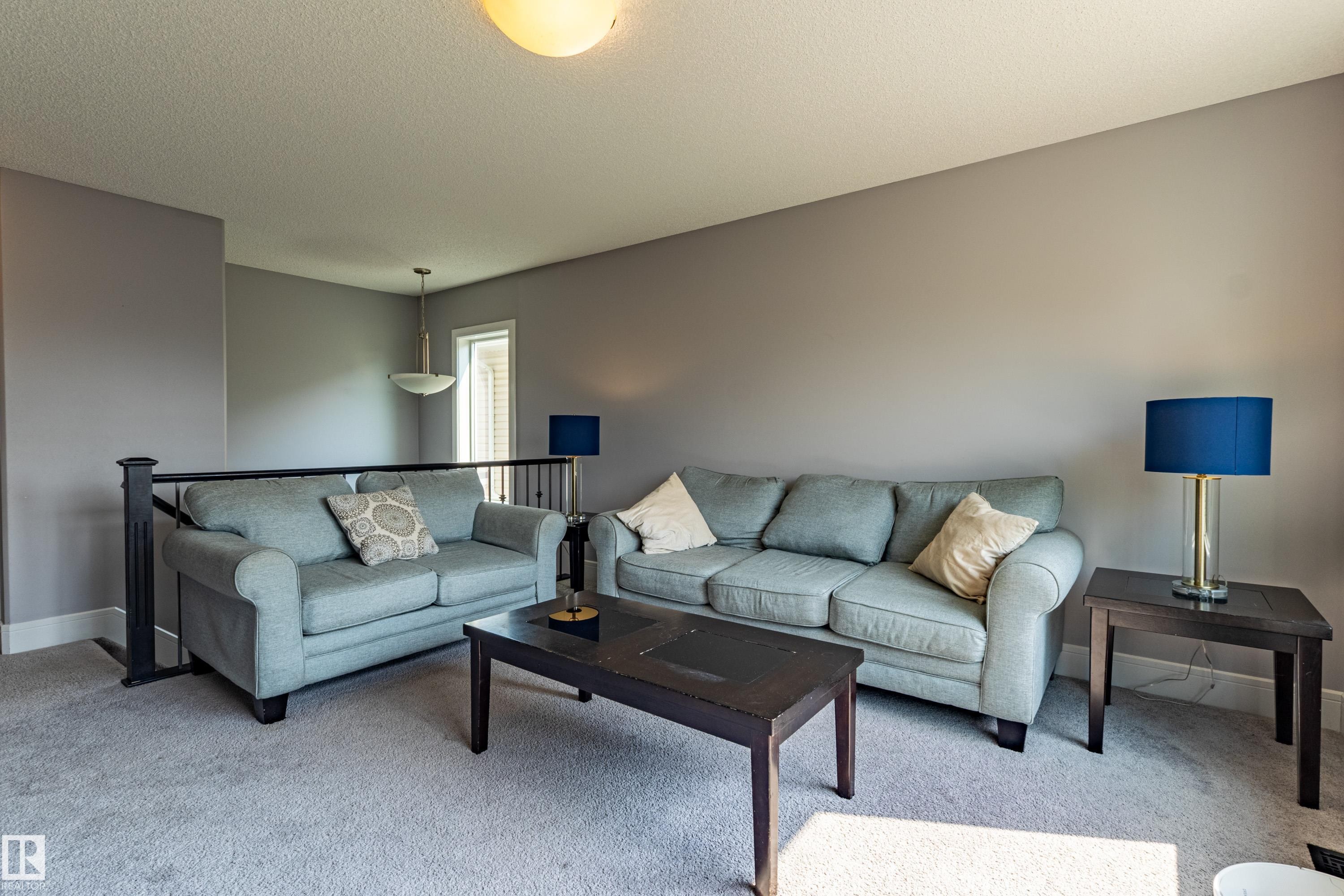 522 174A Street Sw, Edmonton, AB - Indoor Photo Showing Living Room