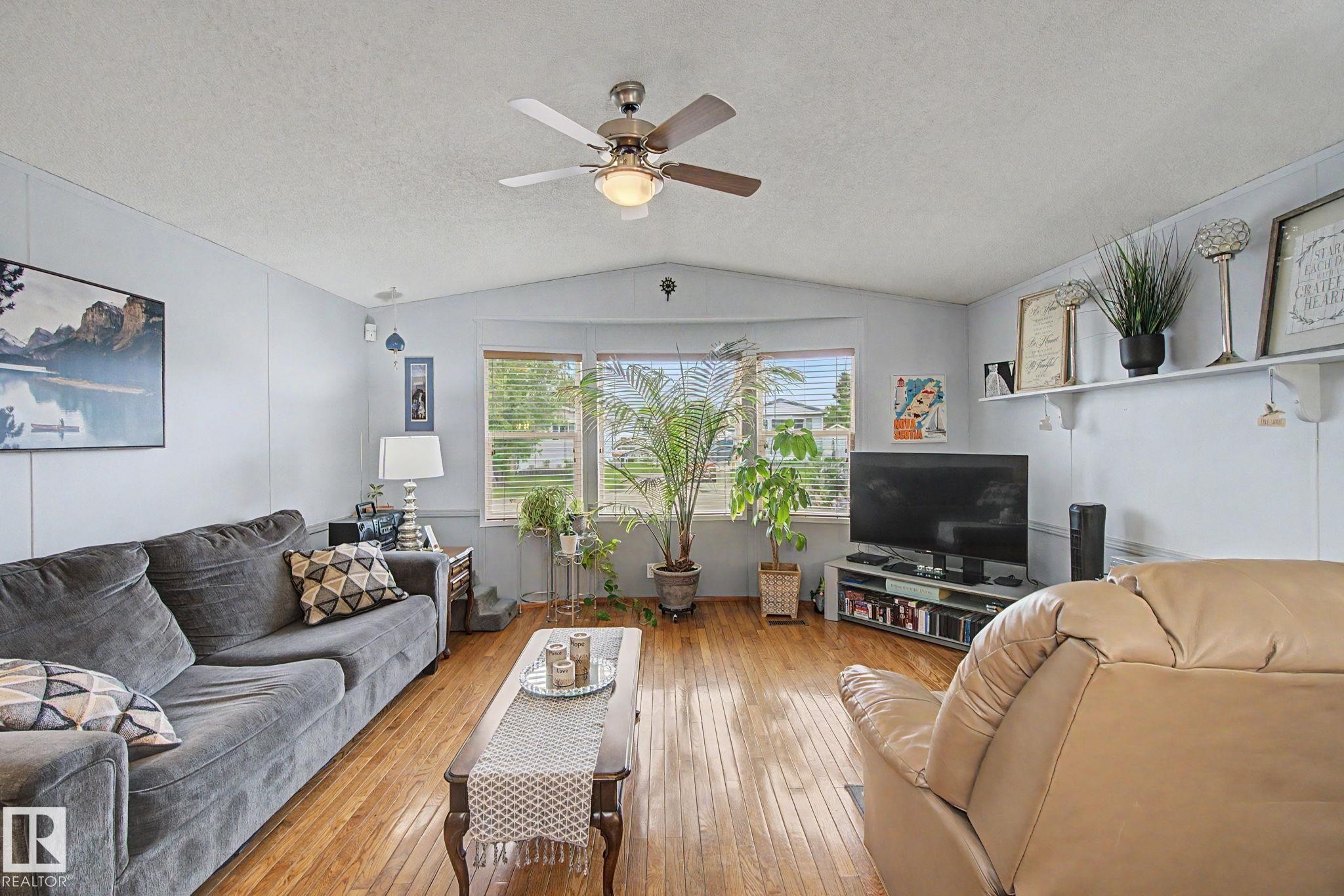 #179 3400 48 St, Stony Plain, AB - Indoor Photo Showing Living Room