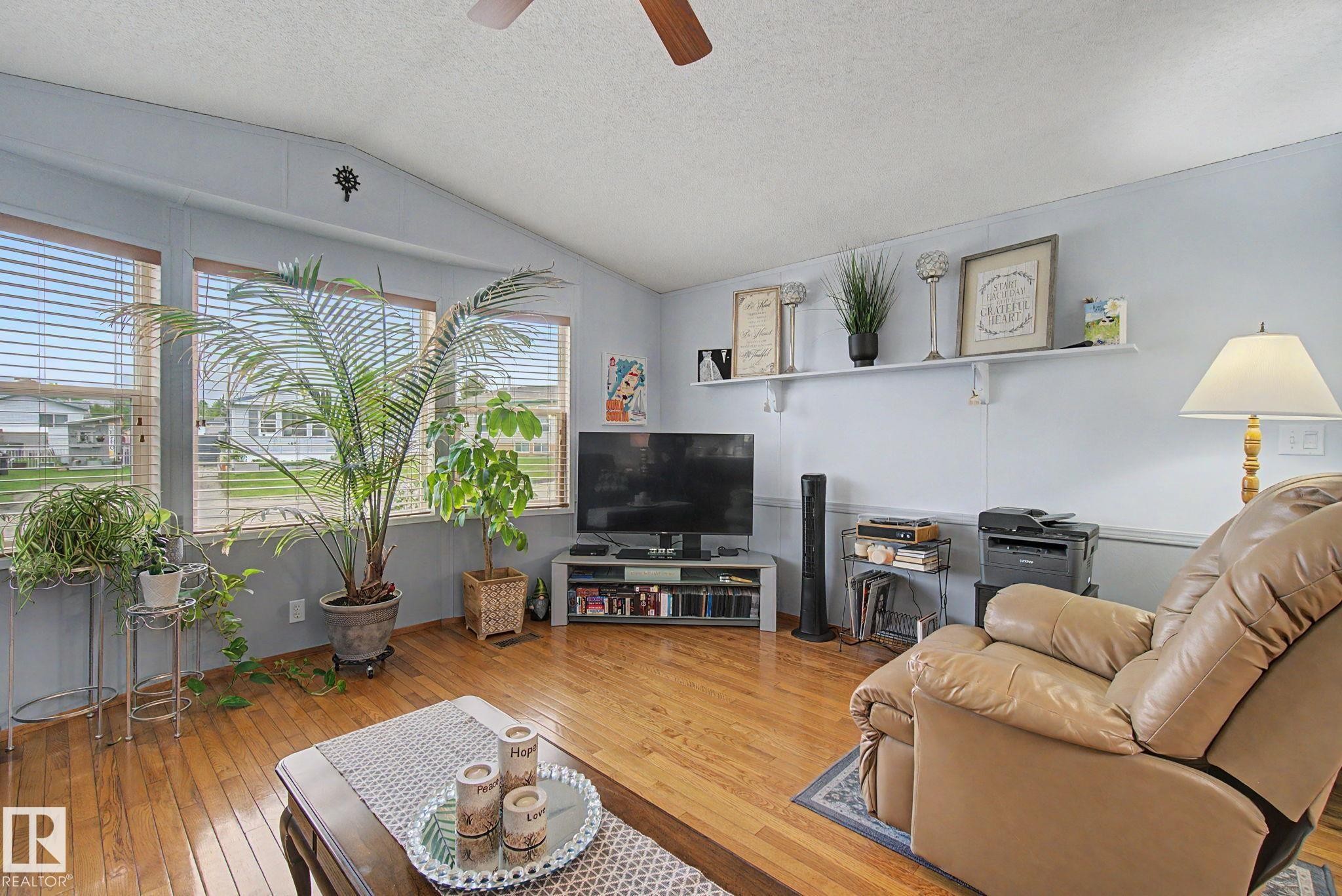 #179 3400 48 St, Stony Plain, AB - Indoor Photo Showing Living Room
