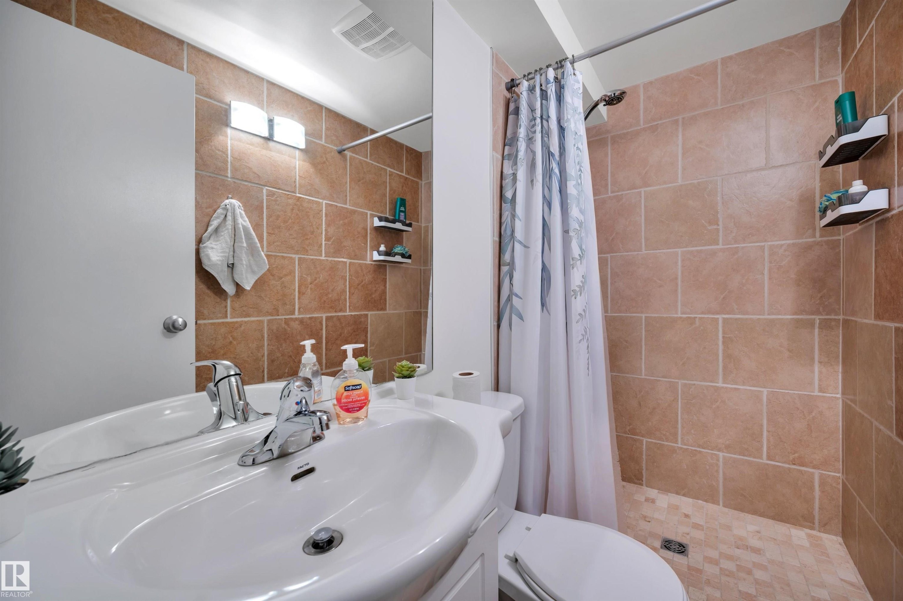 #35 4403 Riverbend Rd Nw, Edmonton, AB - Indoor Photo Showing Bathroom
