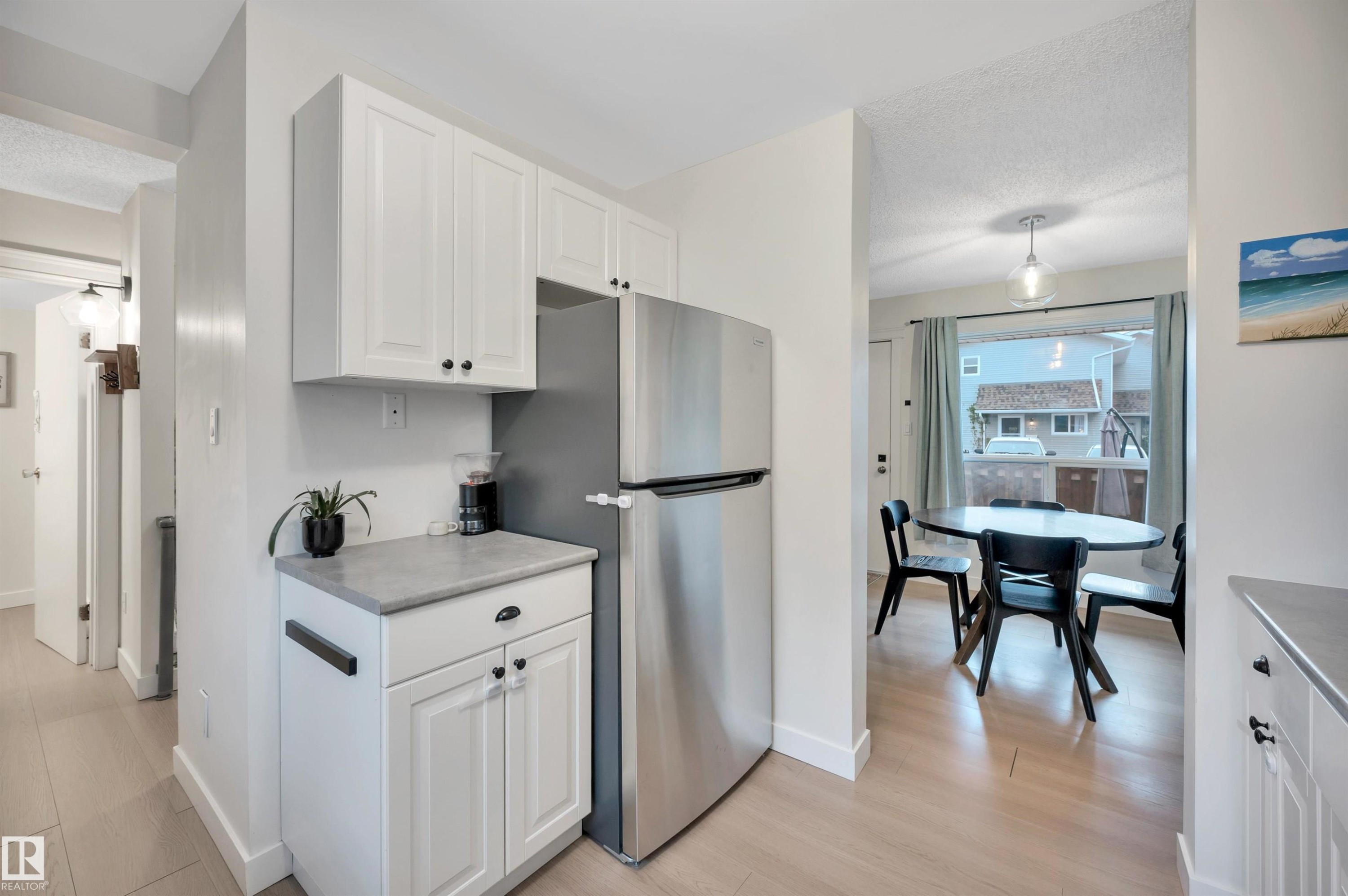 #35 4403 Riverbend Rd Nw, Edmonton, AB - Indoor Photo Showing Kitchen