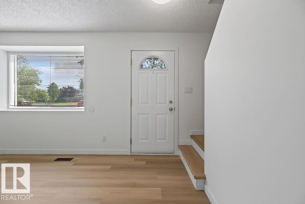 428 Hermitage Road Nw, Edmonton, AB - Indoor Photo Showing Other Room