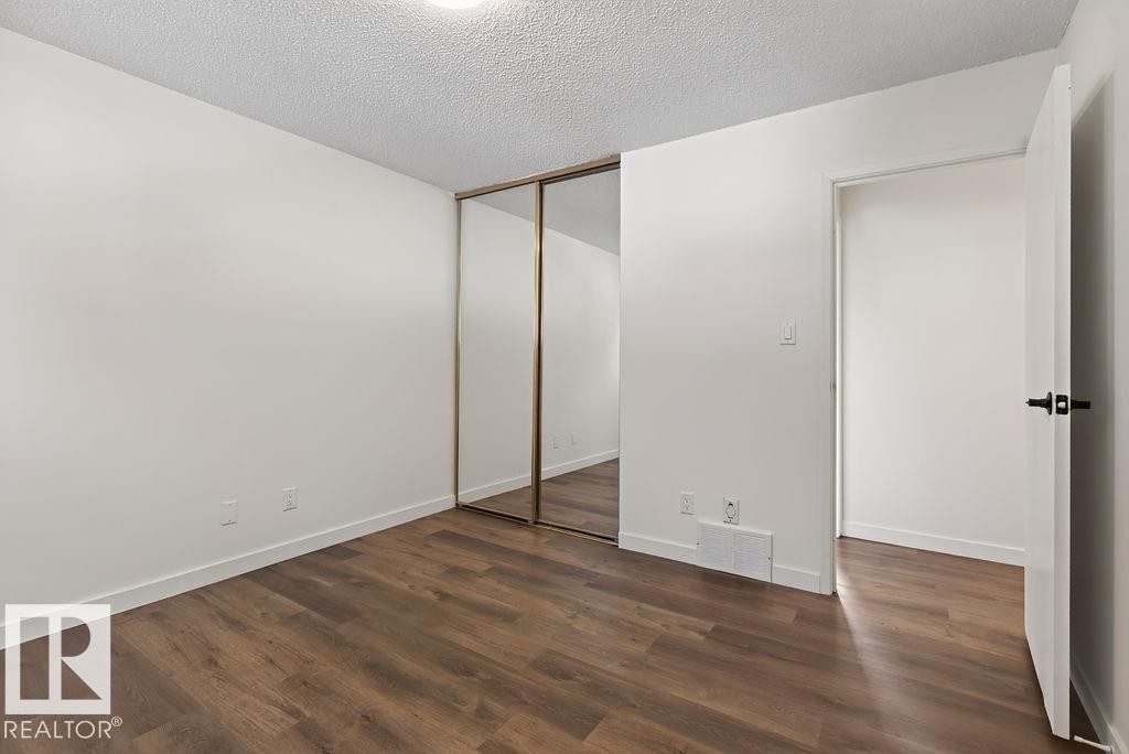 428 Hermitage Road Nw, Edmonton, AB - Indoor Photo Showing Other Room