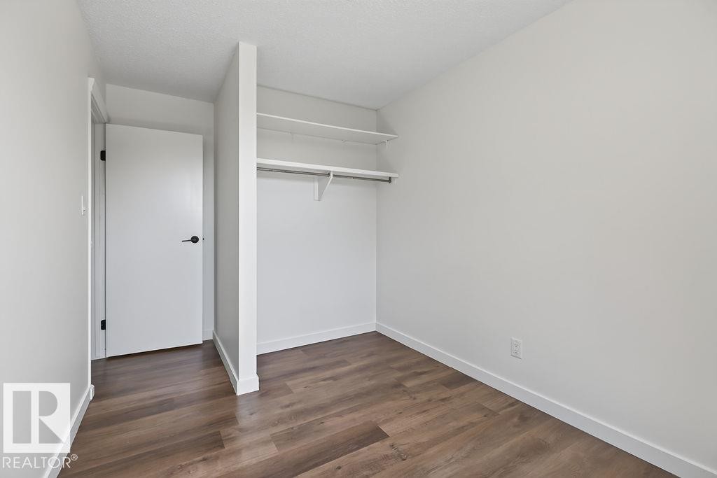 428 Hermitage Road Nw, Edmonton, AB - Indoor Photo Showing Other Room