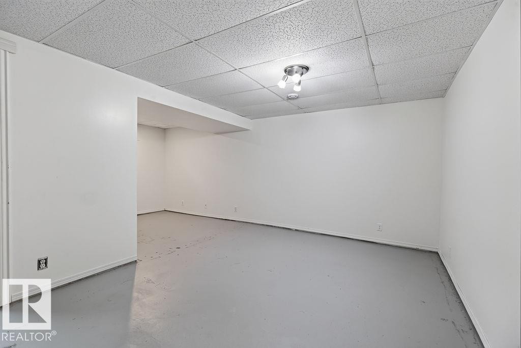428 Hermitage Road Nw, Edmonton, AB - Indoor Photo Showing Other Room
