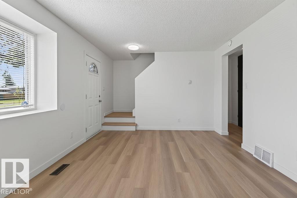 428 Hermitage Road Nw, Edmonton, AB - Indoor Photo Showing Other Room