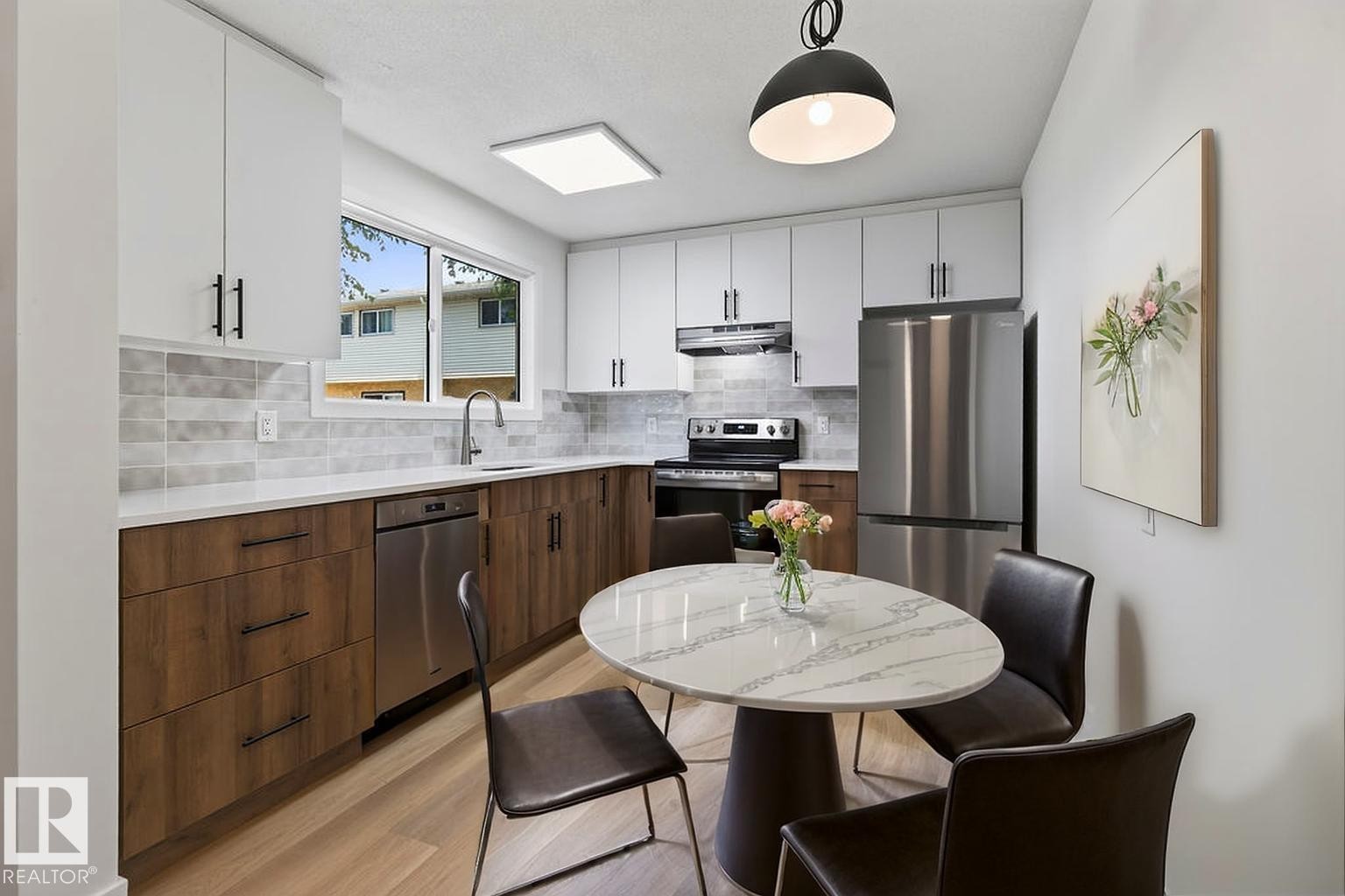 428 Hermitage Road Nw, Edmonton, AB - Indoor Photo Showing Kitchen