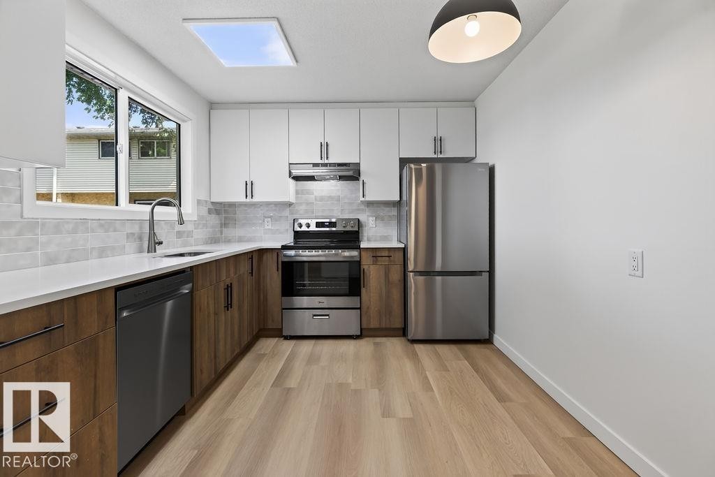 428 Hermitage Road Nw, Edmonton, AB - Indoor Photo Showing Kitchen With Upgraded Kitchen