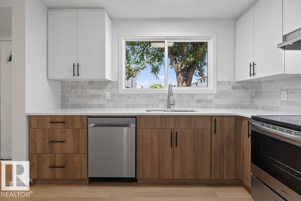 428 Hermitage Road Nw, Edmonton, AB - Indoor Photo Showing Kitchen