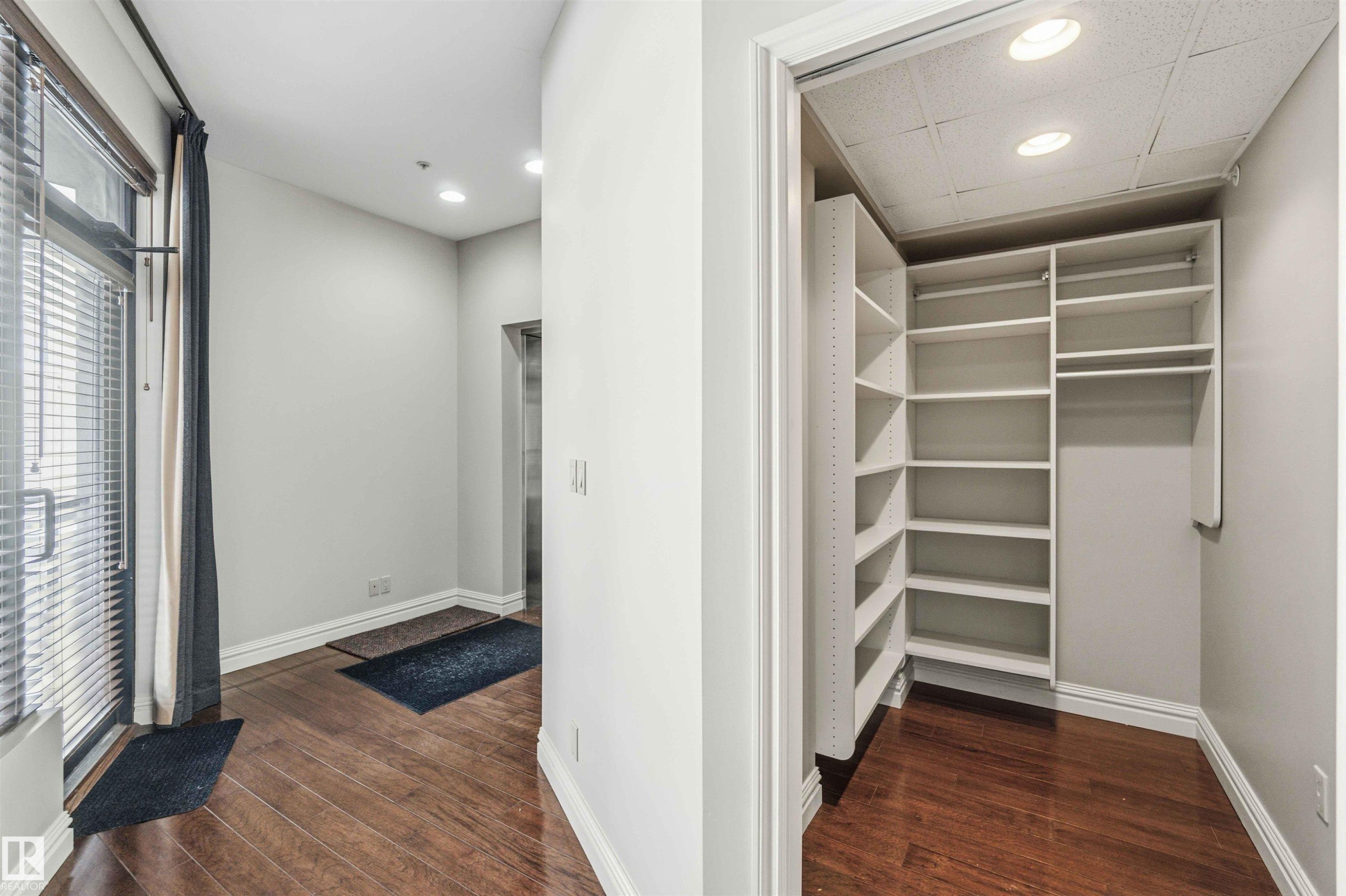 #401 10009 102 Av Nw, Edmonton, AB - Indoor Photo Showing Other Room
