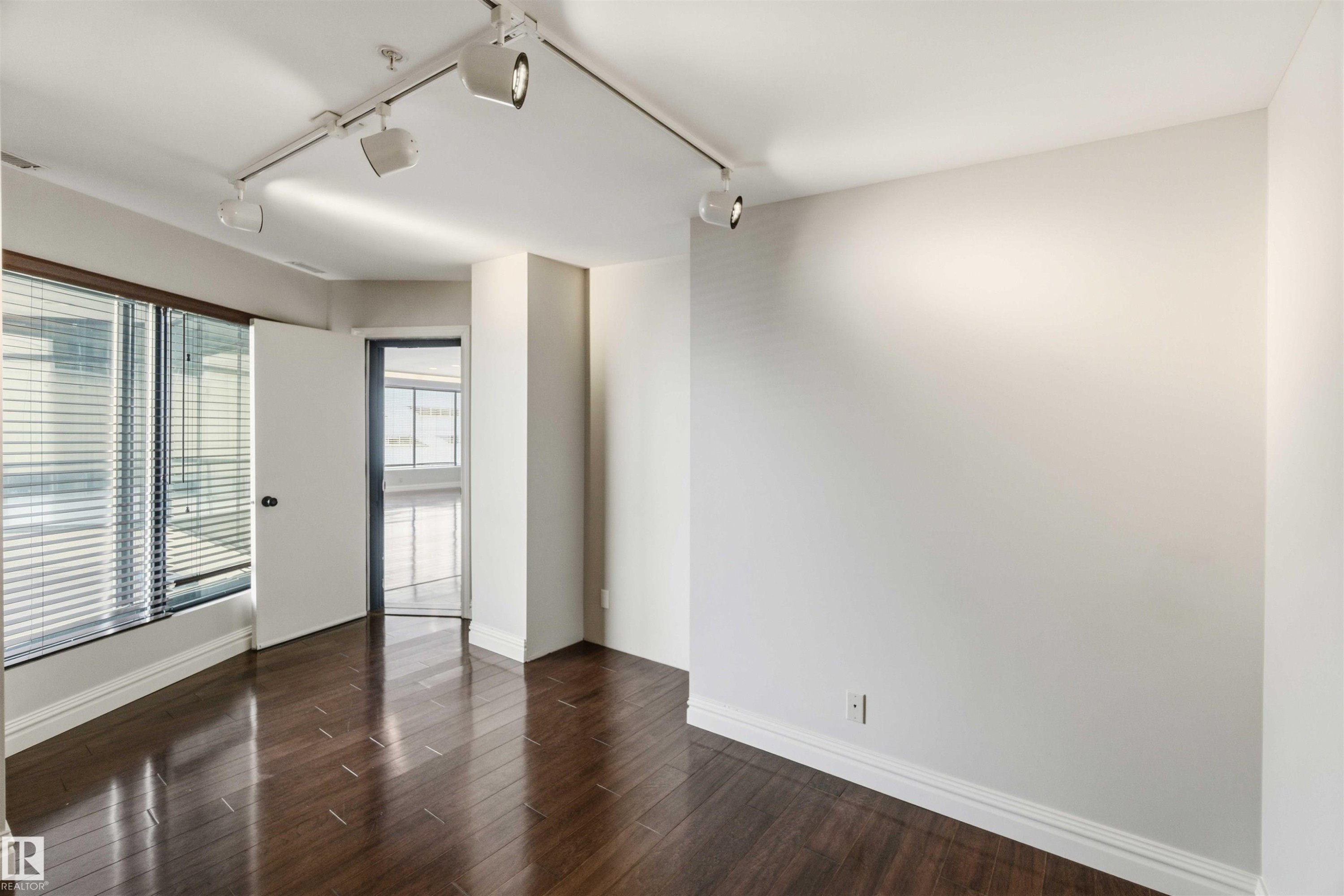 #401 10009 102 Av Nw, Edmonton, AB - Indoor Photo Showing Other Room