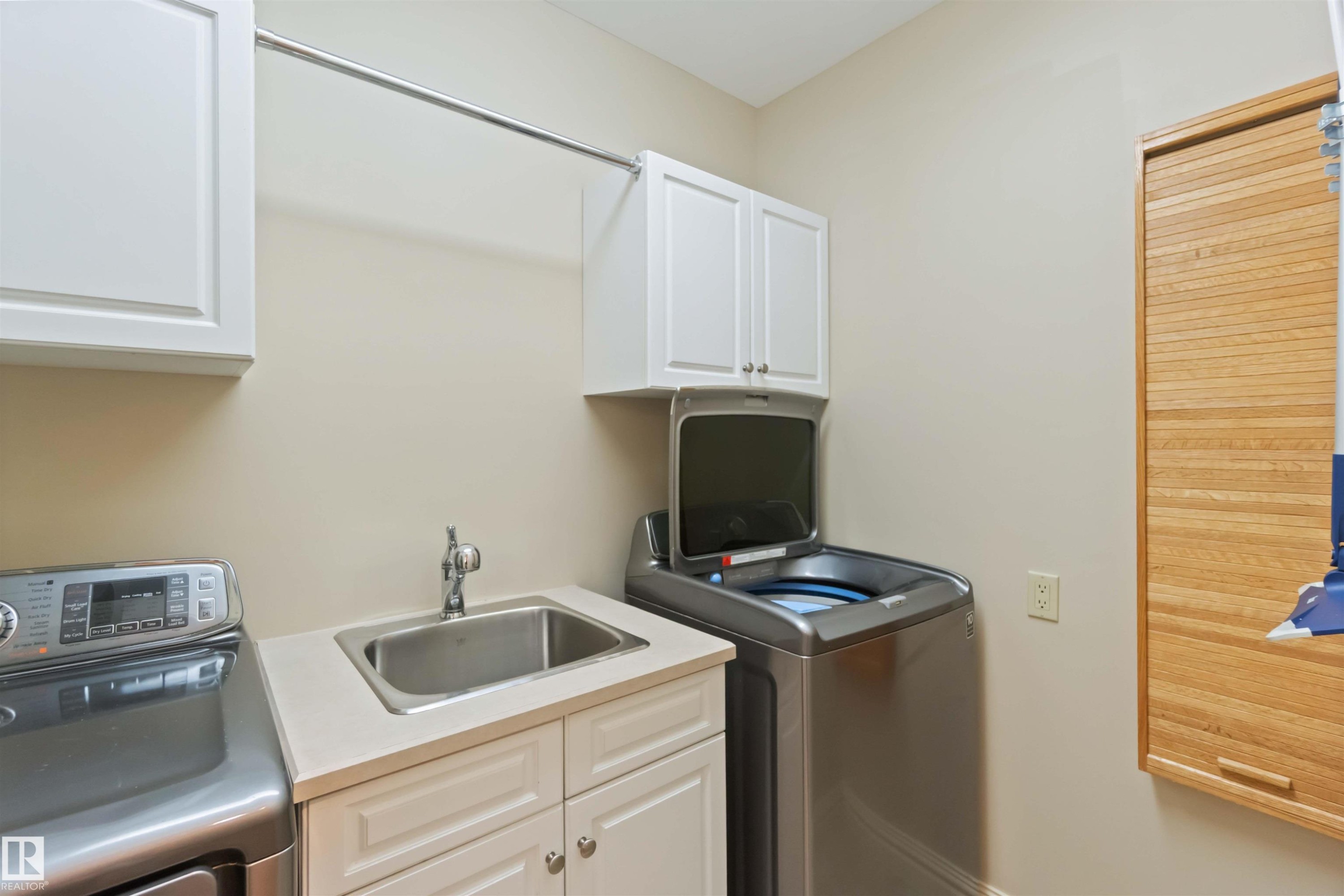 #401 10009 102 Av Nw, Edmonton, AB - Indoor Photo Showing Laundry Room