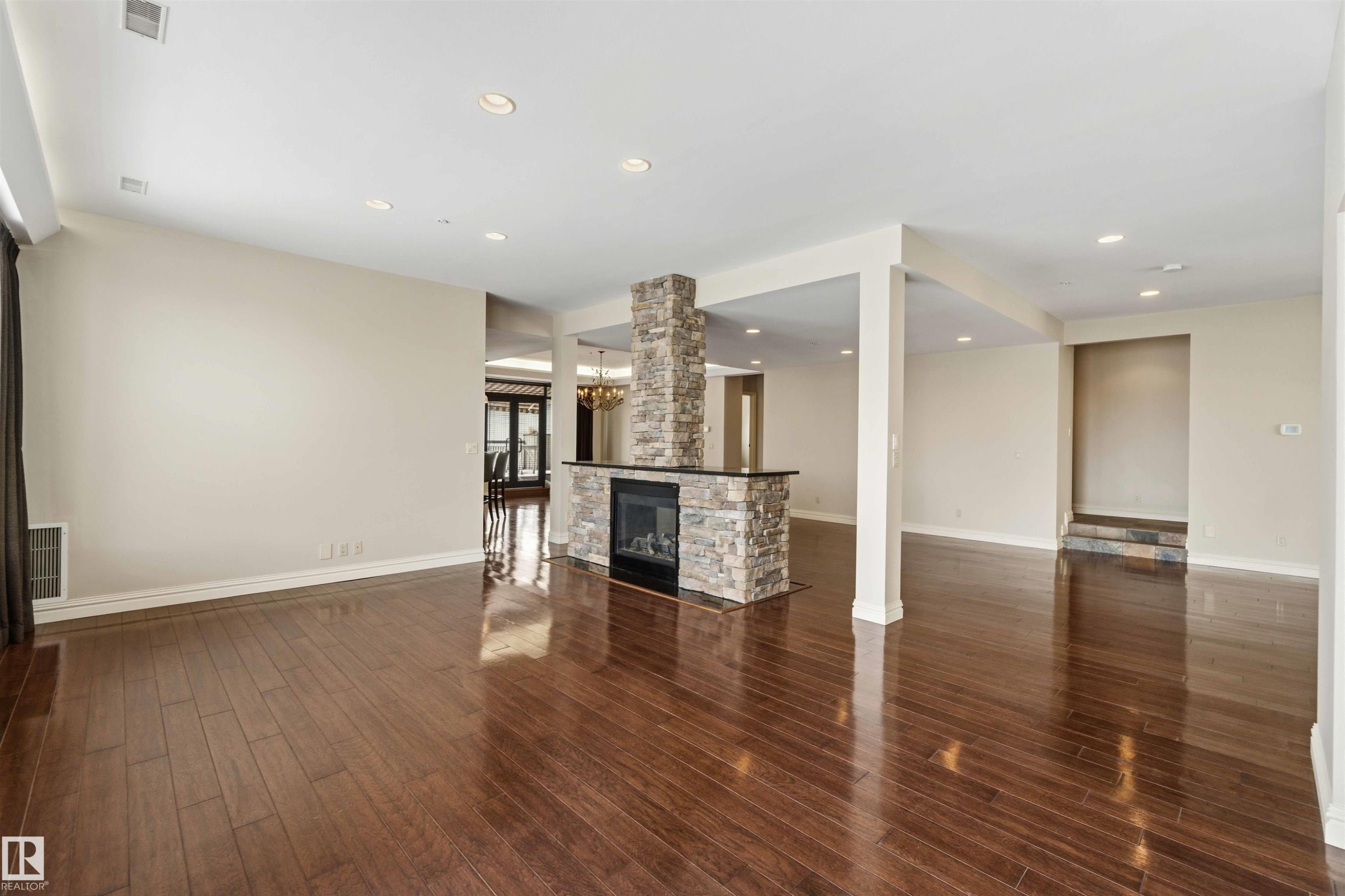 #401 10009 102 Av Nw, Edmonton, AB - Indoor