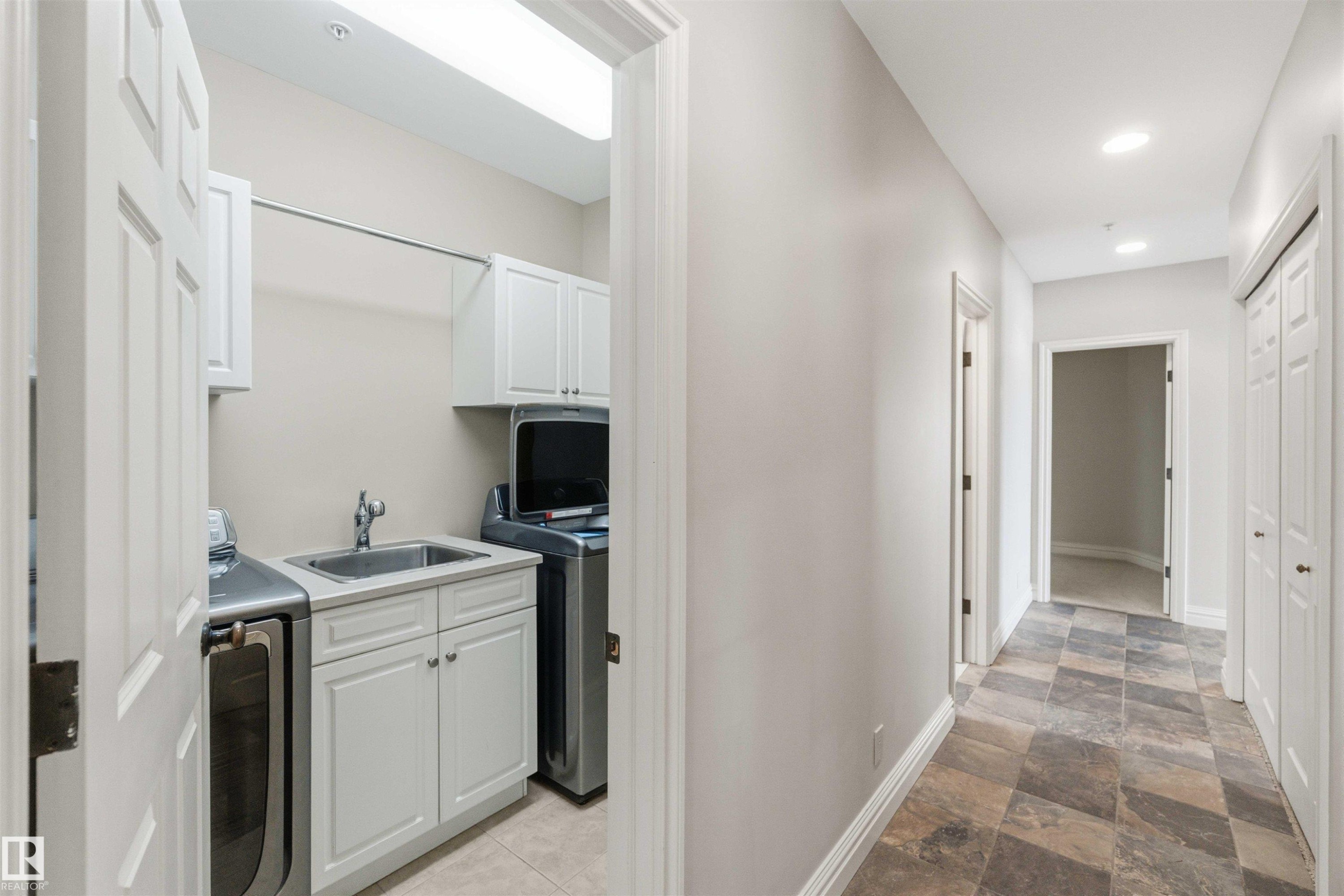 #401 10009 102 Av Nw, Edmonton, AB - Indoor Photo Showing Laundry Room
