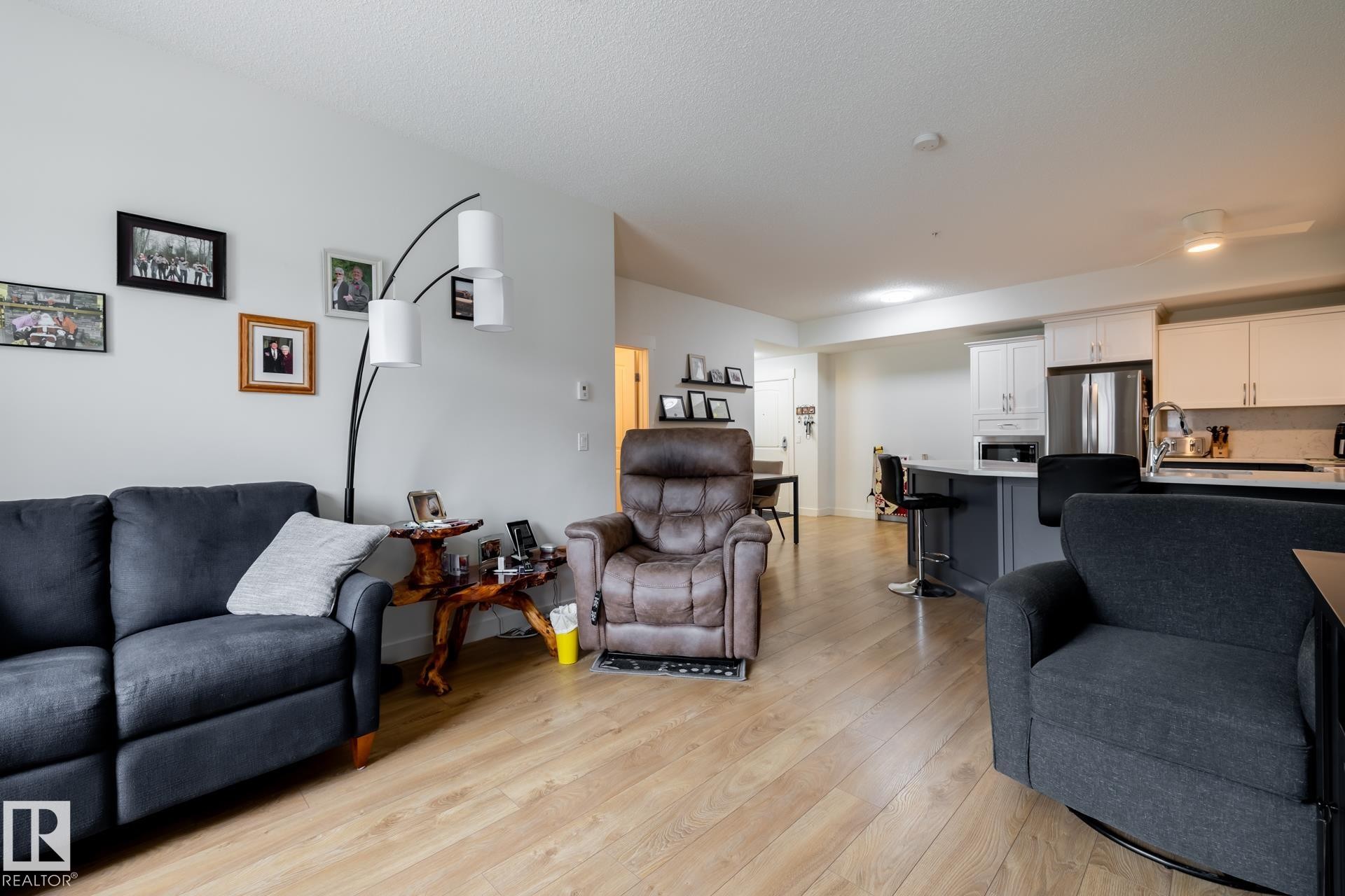 #133, 511 Queen St, Spruce Grove, AB - Indoor Photo Showing Living Room