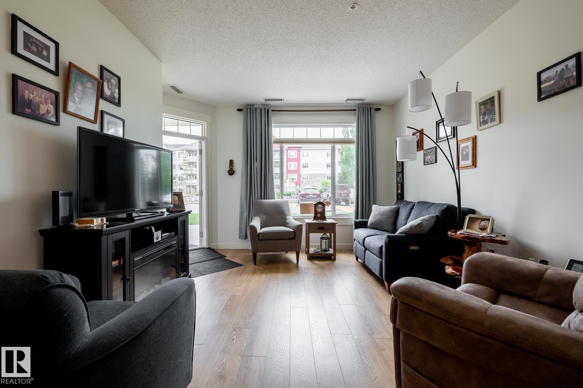 #133, 511 Queen St, Spruce Grove, AB - Indoor Photo Showing Living Room