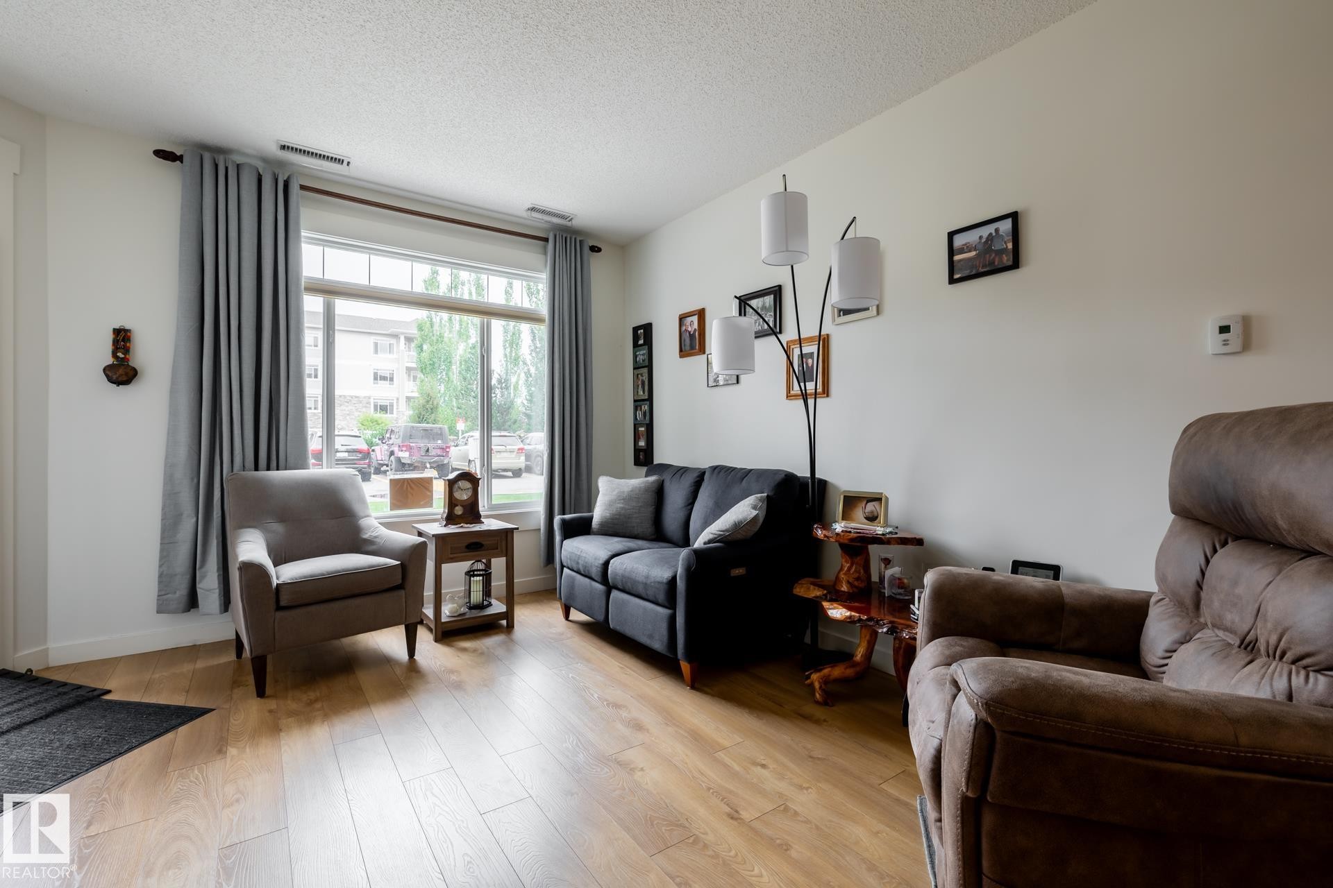 #133, 511 Queen St, Spruce Grove, AB - Indoor Photo Showing Living Room