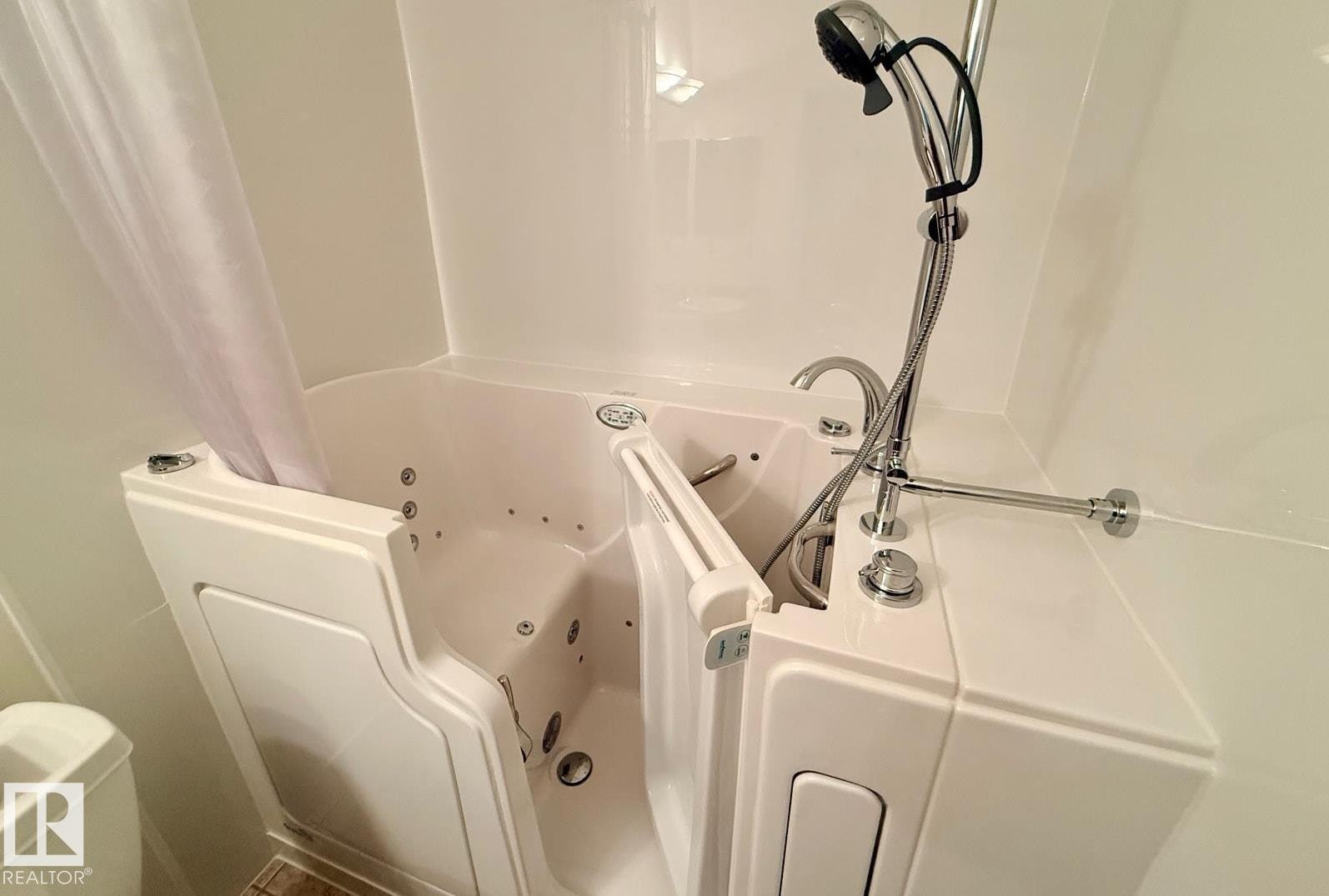 #133, 511 Queen St, Spruce Grove, AB - Indoor Photo Showing Bathroom