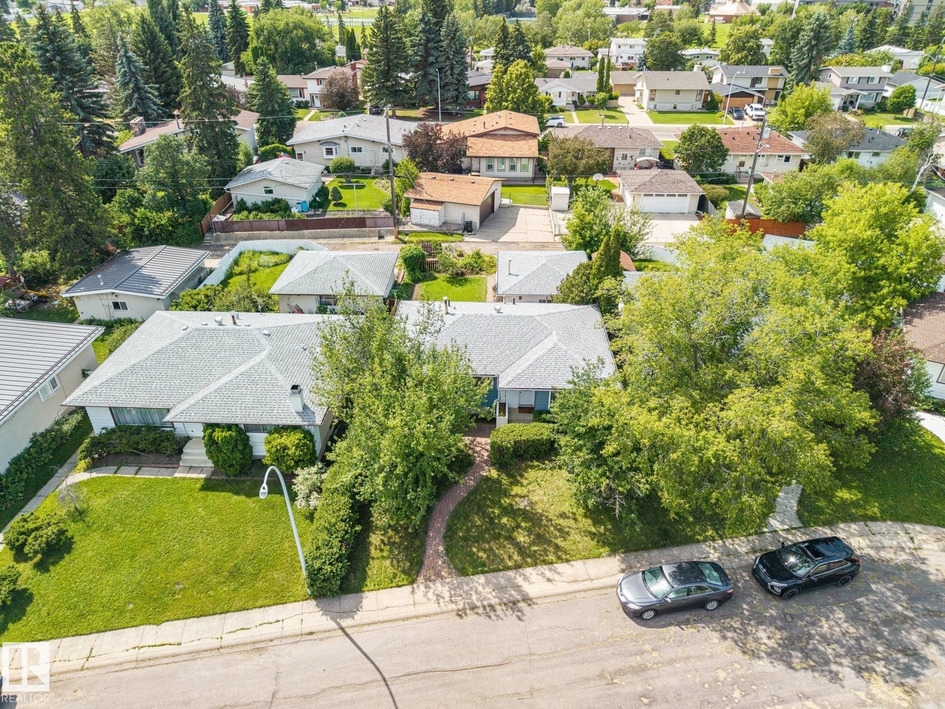 Front-view house facing east - 3824 111B Street Nw, Edmonton, AB - Outdoor With View