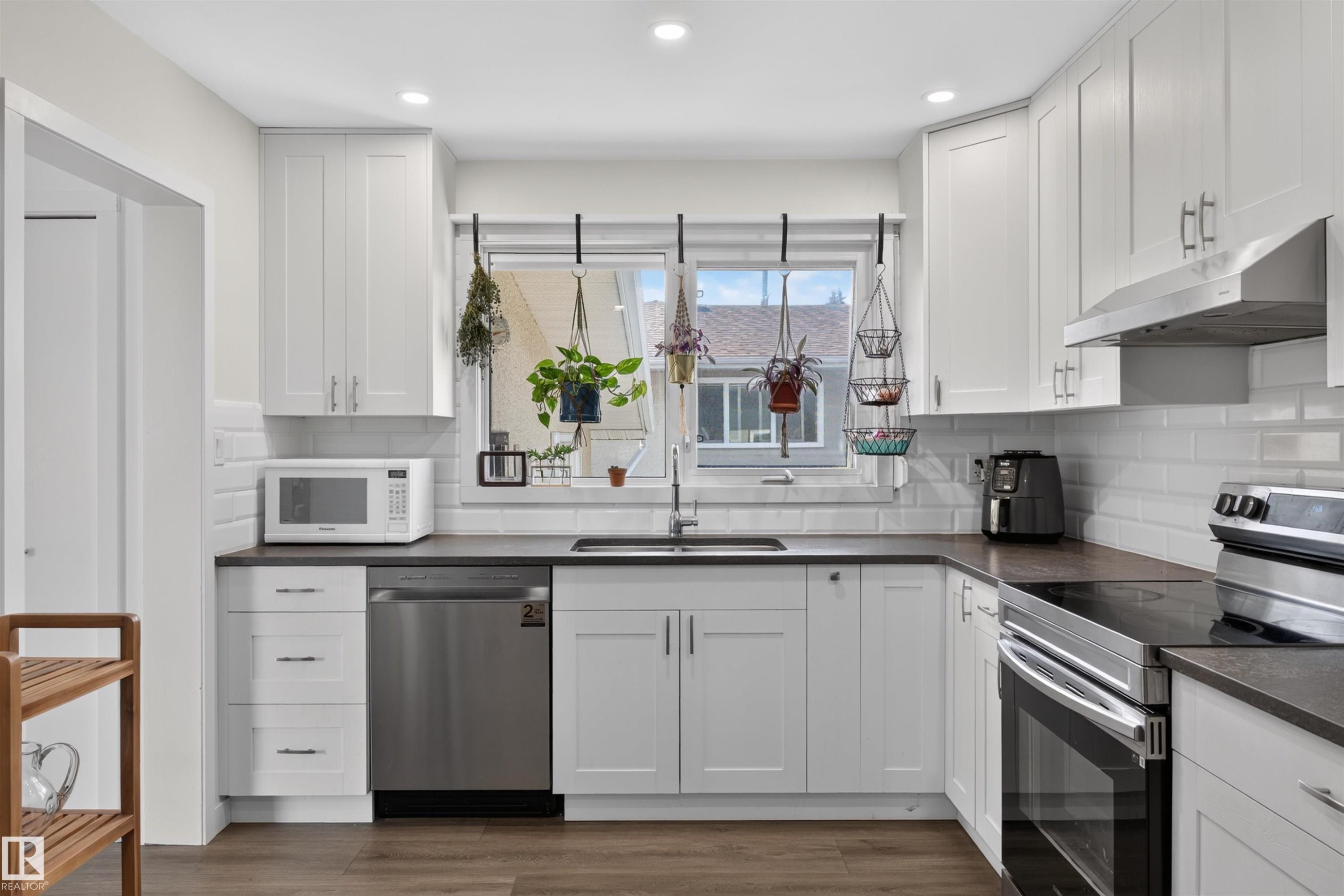 4124 110 Street Nw, Edmonton, AB - Indoor Photo Showing Kitchen
