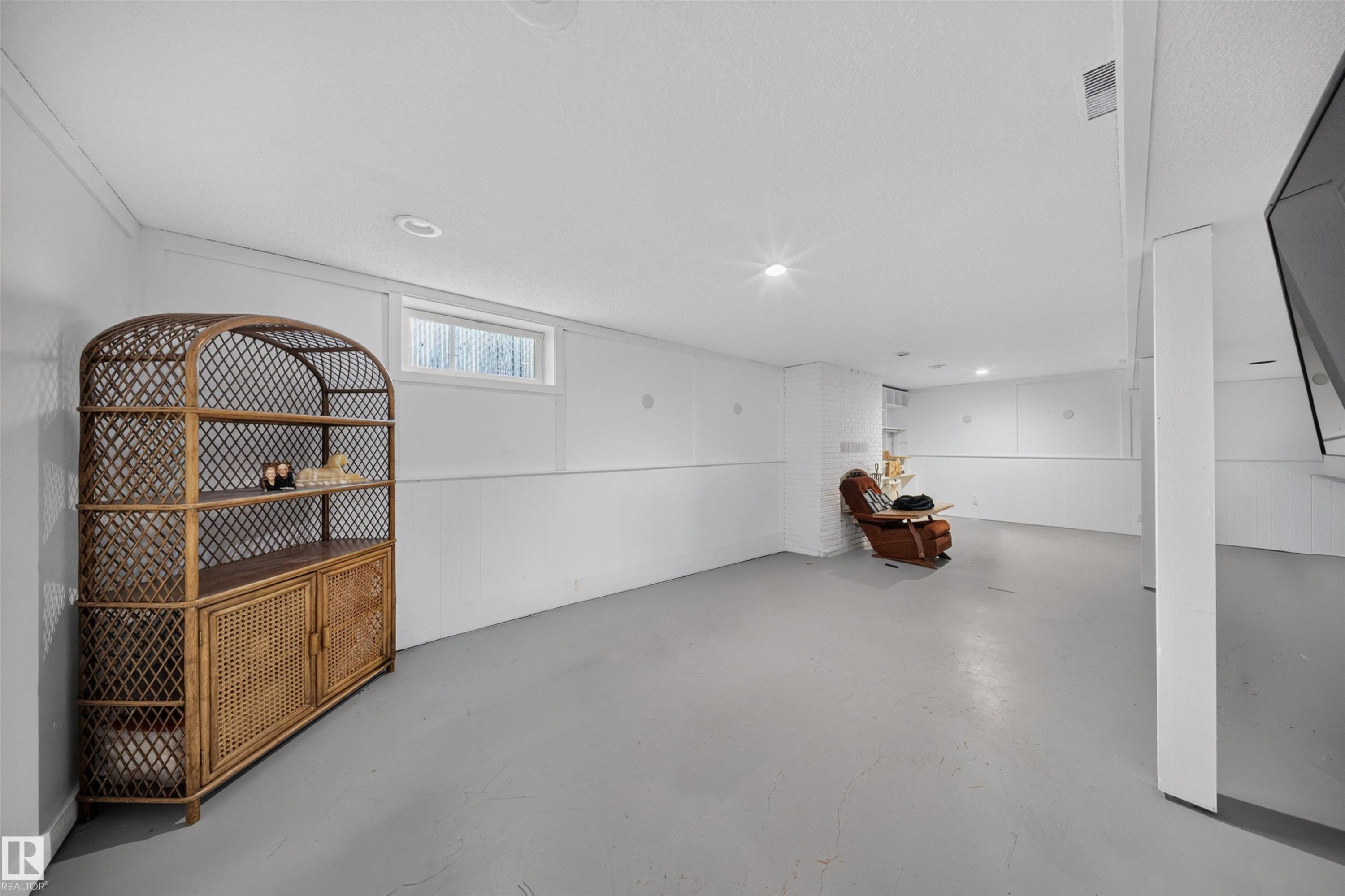 4124 110 Street Nw, Edmonton, AB - Indoor