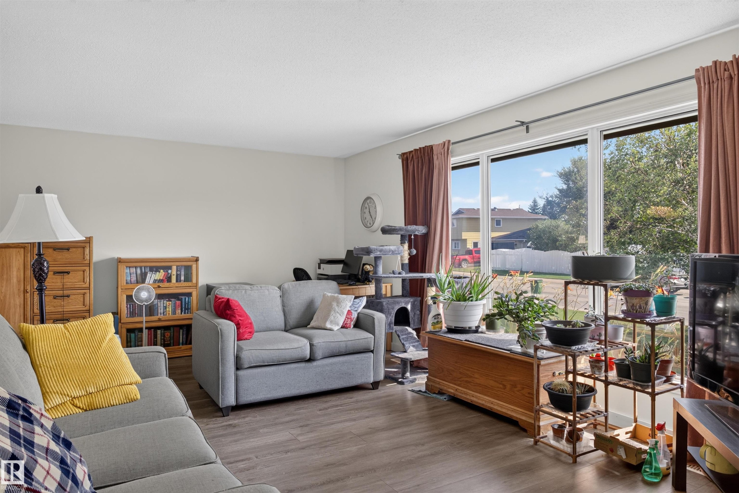 4124 110 Street Nw, Edmonton, AB - Indoor Photo Showing Living Room