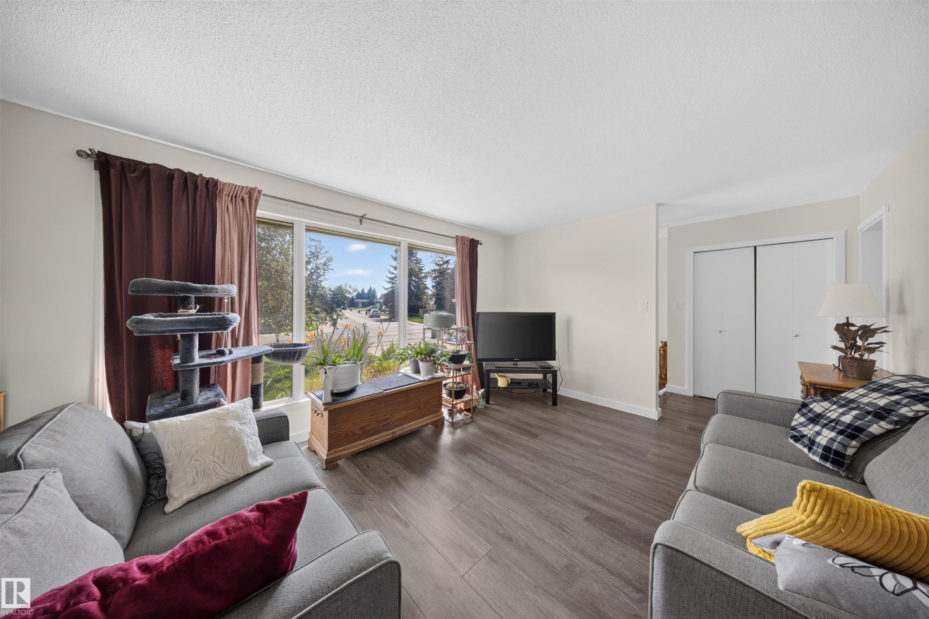 4124 110 Street Nw, Edmonton, AB - Indoor Photo Showing Living Room