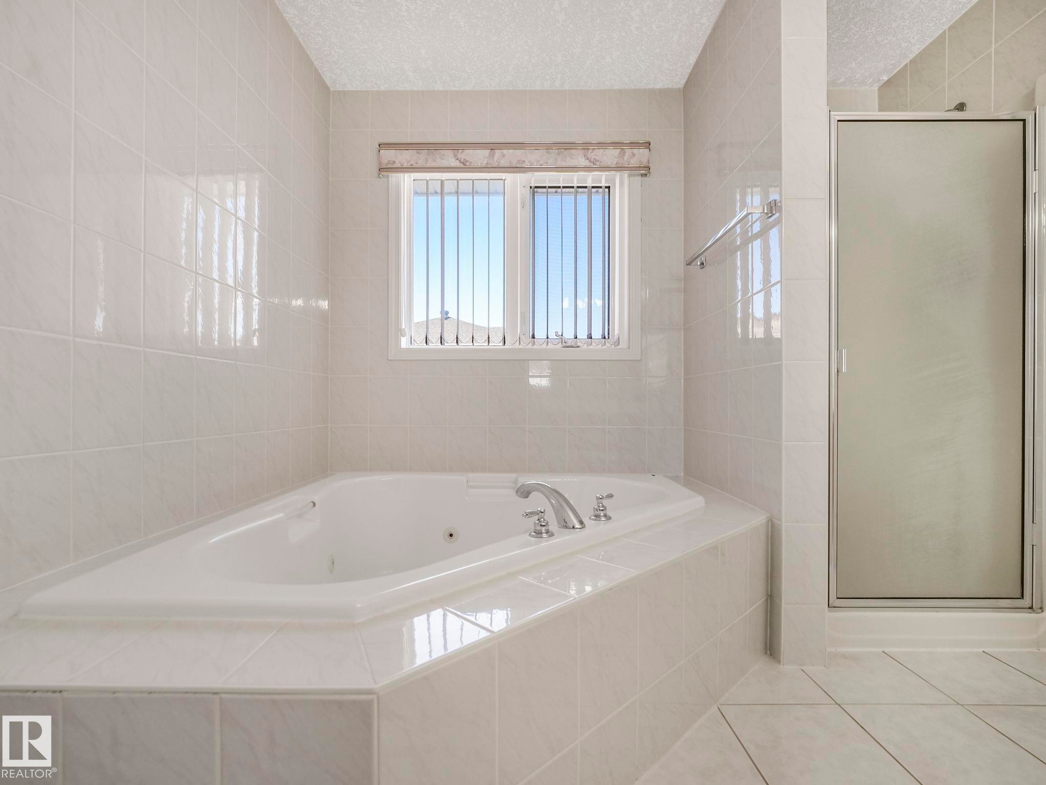 1054 Ormsby Crescent Nw, Edmonton, AB - Indoor Photo Showing Bathroom