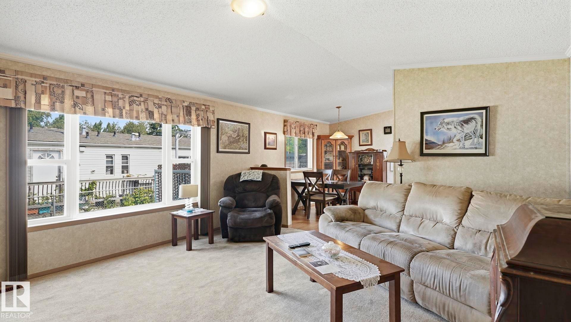 44 Keyhole Crescent Northwest, Edmonton, AB - Indoor Photo Showing Living Room