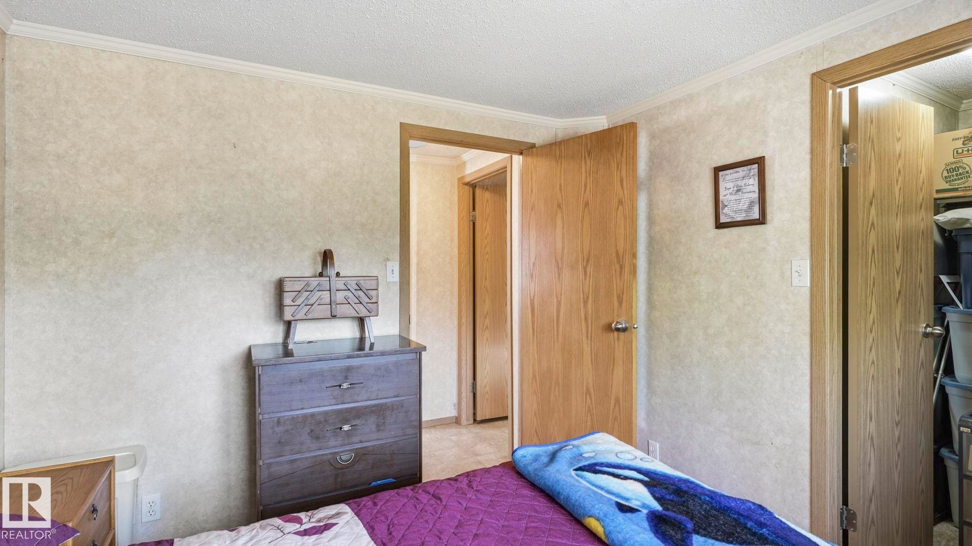 44 Keyhole Crescent Northwest, Edmonton, AB - Indoor Photo Showing Bedroom