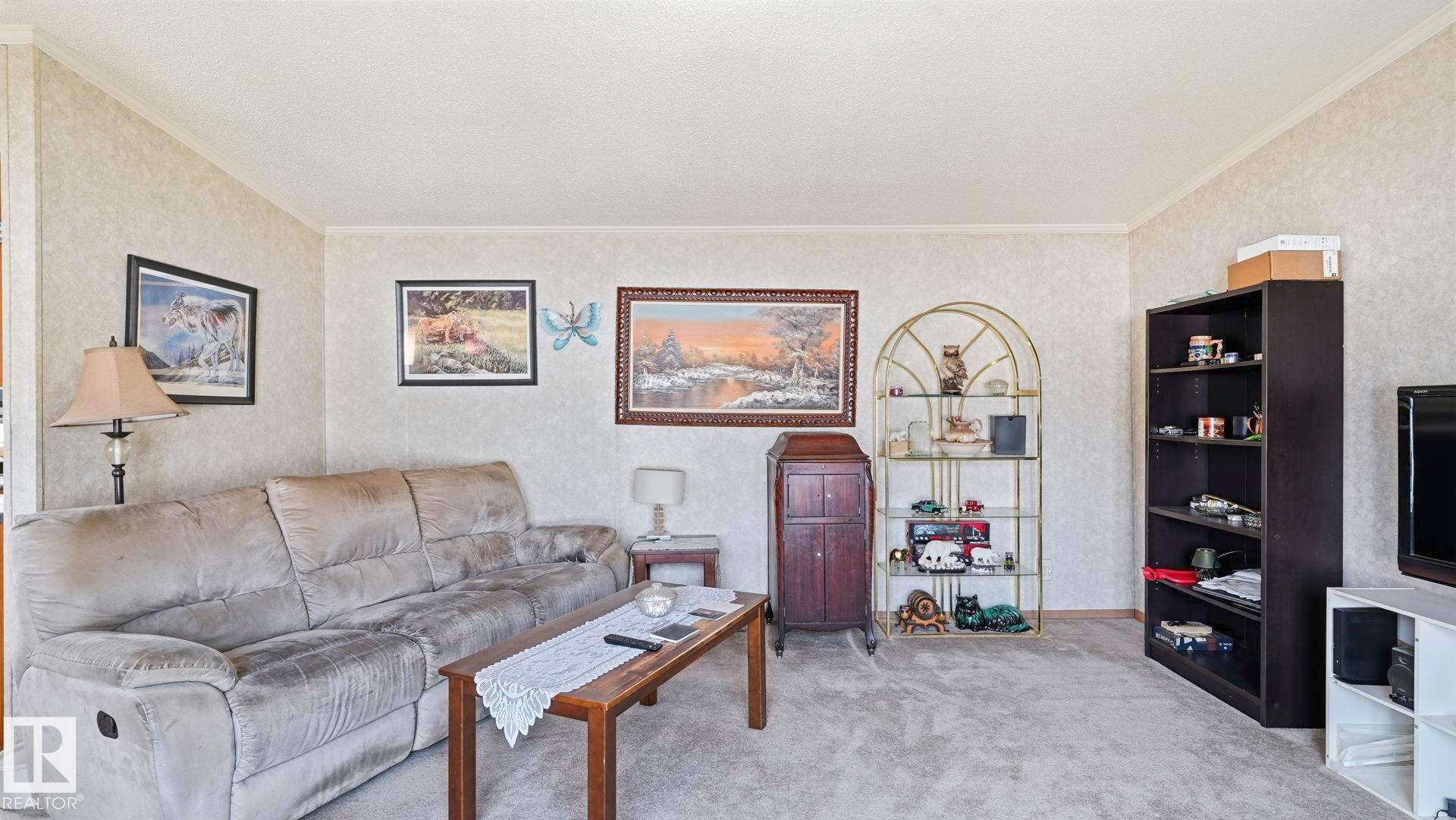 44 Keyhole Crescent Northwest, Edmonton, AB - Indoor Photo Showing Living Room