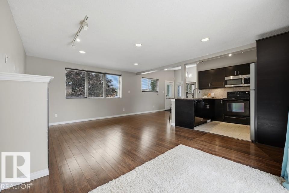 7119 136 Avenue Nw, Edmonton, AB - Indoor Photo Showing Kitchen With Upgraded Kitchen
