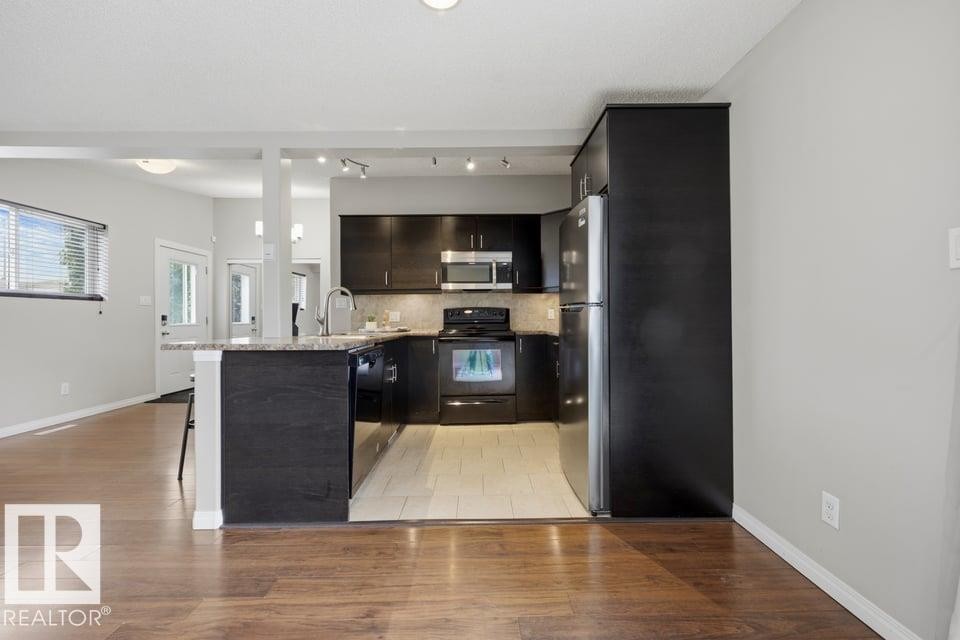 7119 136 Avenue Nw, Edmonton, AB - Indoor Photo Showing Kitchen