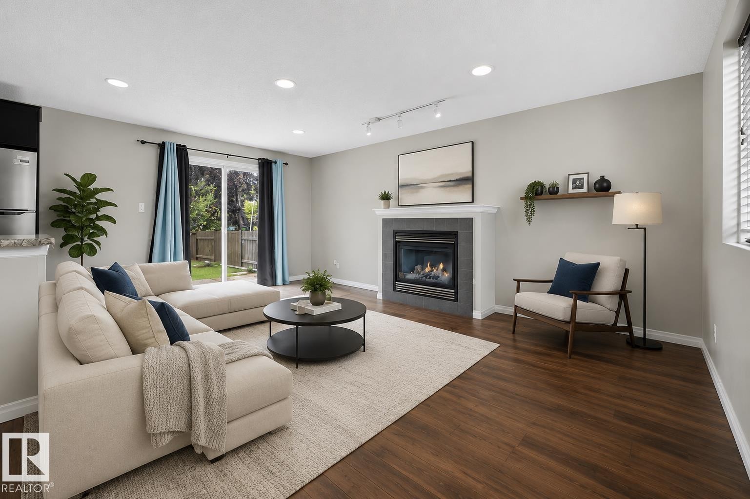 7119 136 Avenue Nw, Edmonton, AB - Indoor Photo Showing Living Room With Fireplace