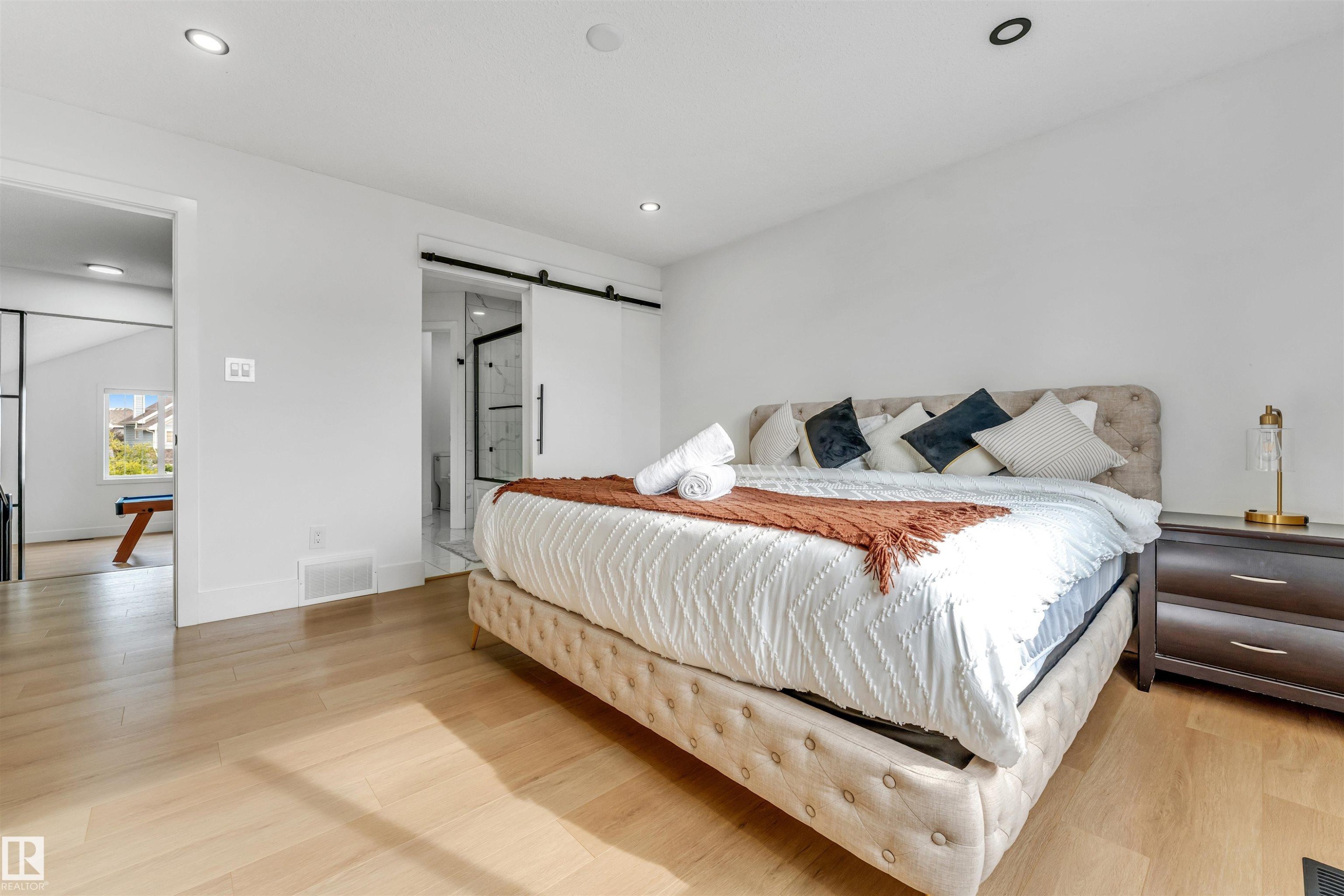 1218 87A Street Sw, Edmonton, AB - Indoor Photo Showing Bedroom
