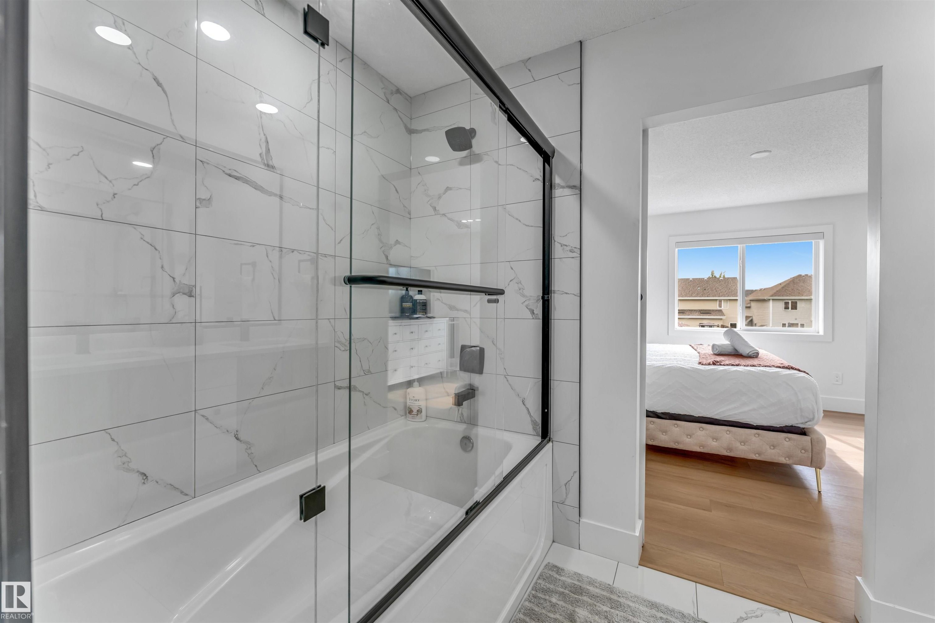 1218 87A Street Sw, Edmonton, AB - Indoor Photo Showing Bathroom