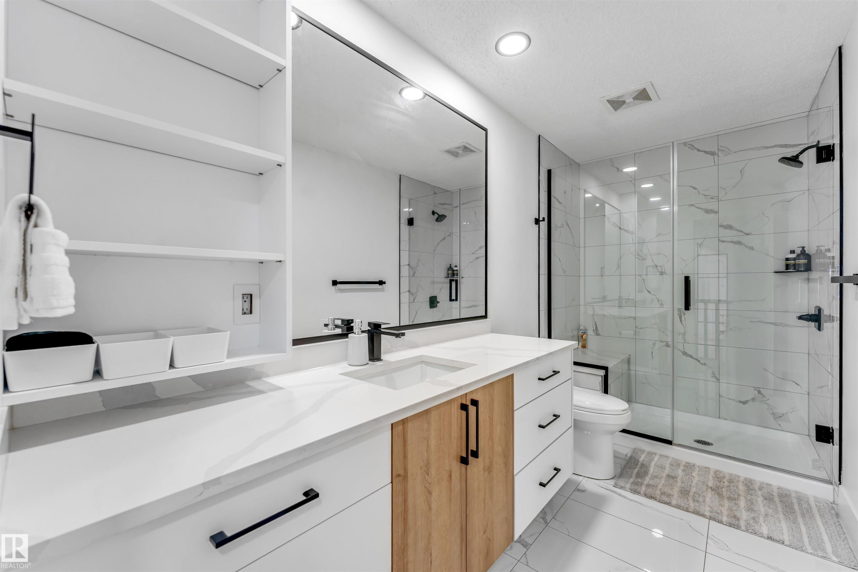 1218 87A Street Sw, Edmonton, AB - Indoor Photo Showing Bathroom