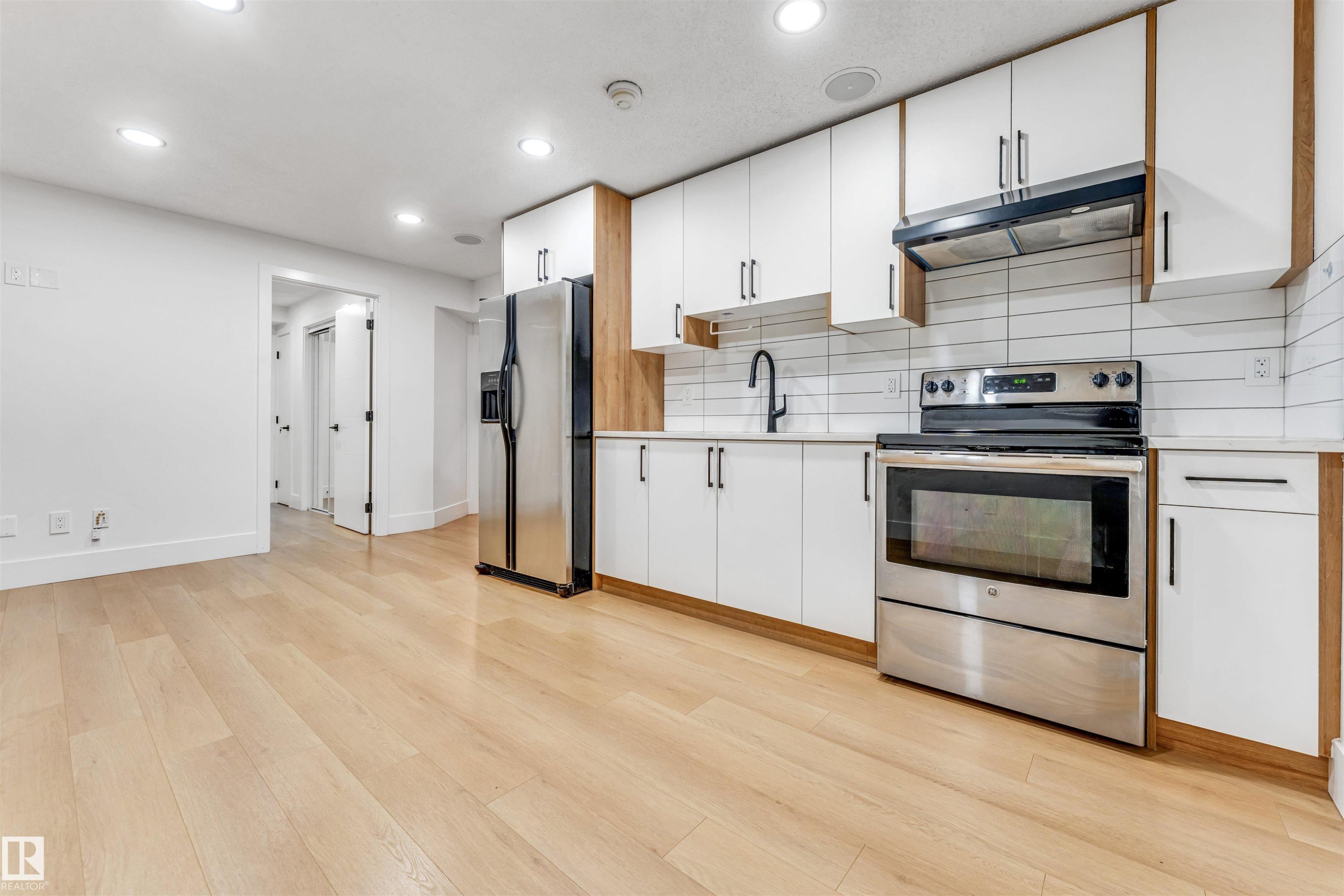 1218 87A Street Sw, Edmonton, AB - Indoor Photo Showing Kitchen With Stainless Steel Kitchen With Upgraded Kitchen