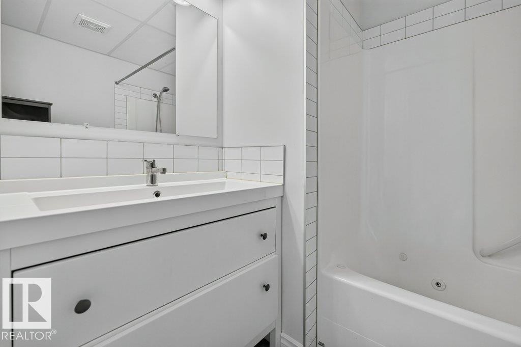#207 10707 102 Av Nw, Edmonton, AB - Indoor Photo Showing Bathroom