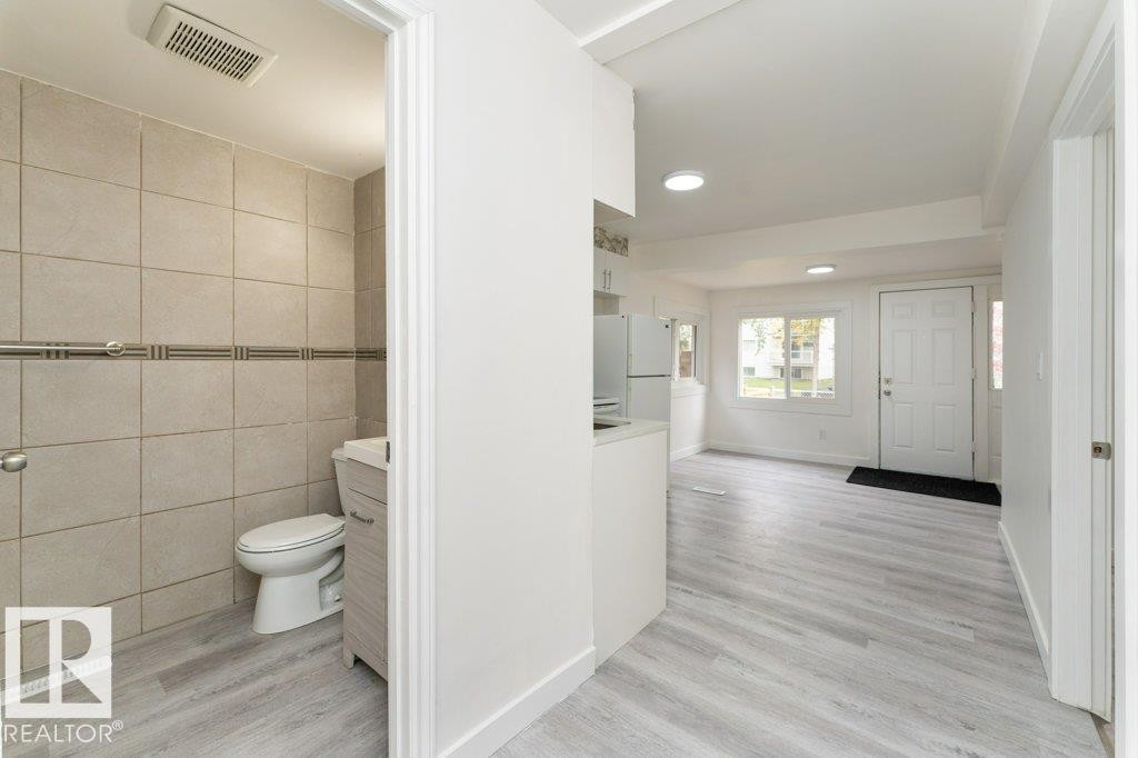 10712 103 Street Nw, Edmonton, AB - Indoor Photo Showing Bathroom